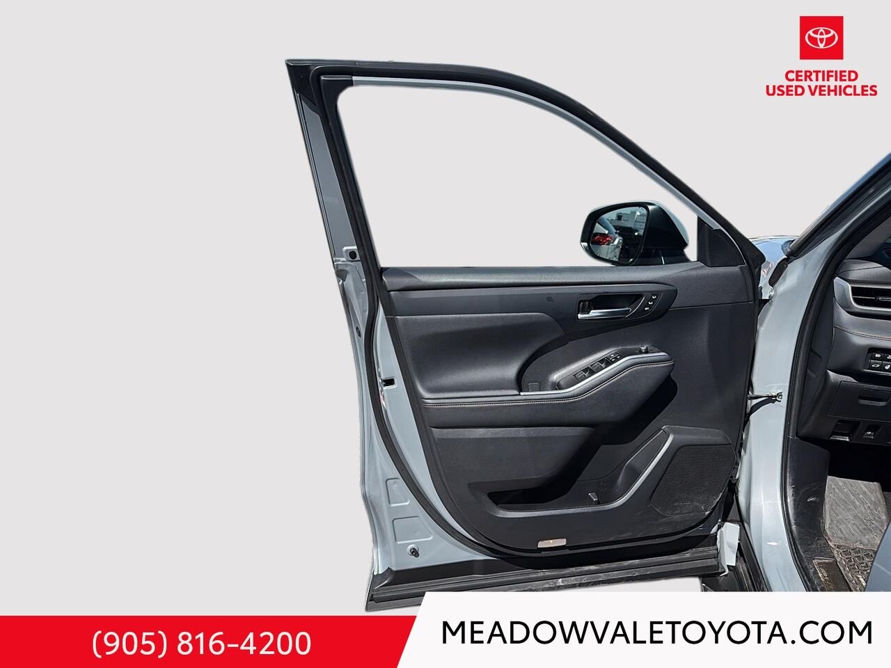 2023 Toyota HIGHLANDER New tires, Satin Bronze 18" Wheels, Running Boards, 2nd Row Captain Chairs Cement Mississauga - photo #7