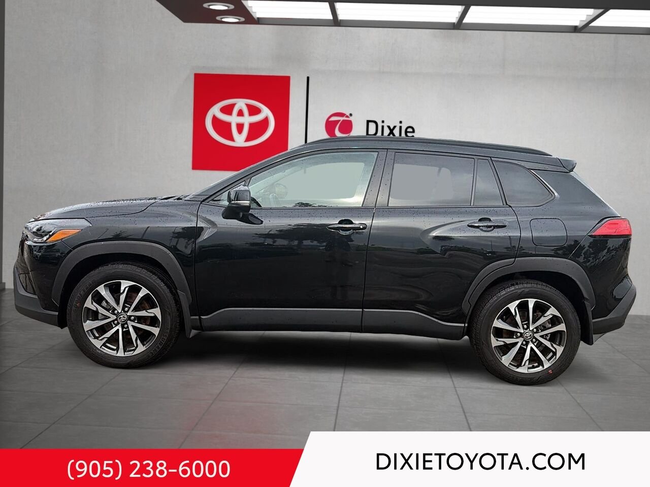 2024 Toyota Corolla Cross LE PREMIUM AWD / CLEAN CARFAX / HEATD SEATS / MOONROOF / ALLOY WHEELS / CARPLAY AND ANDROID AUTO Black Mississauga - photo #5
