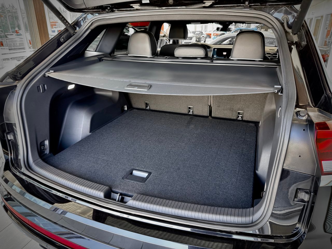 2026 Volkswagen Atlas Cross Sport Black Notre-Dame-des-Prairies - photo #13