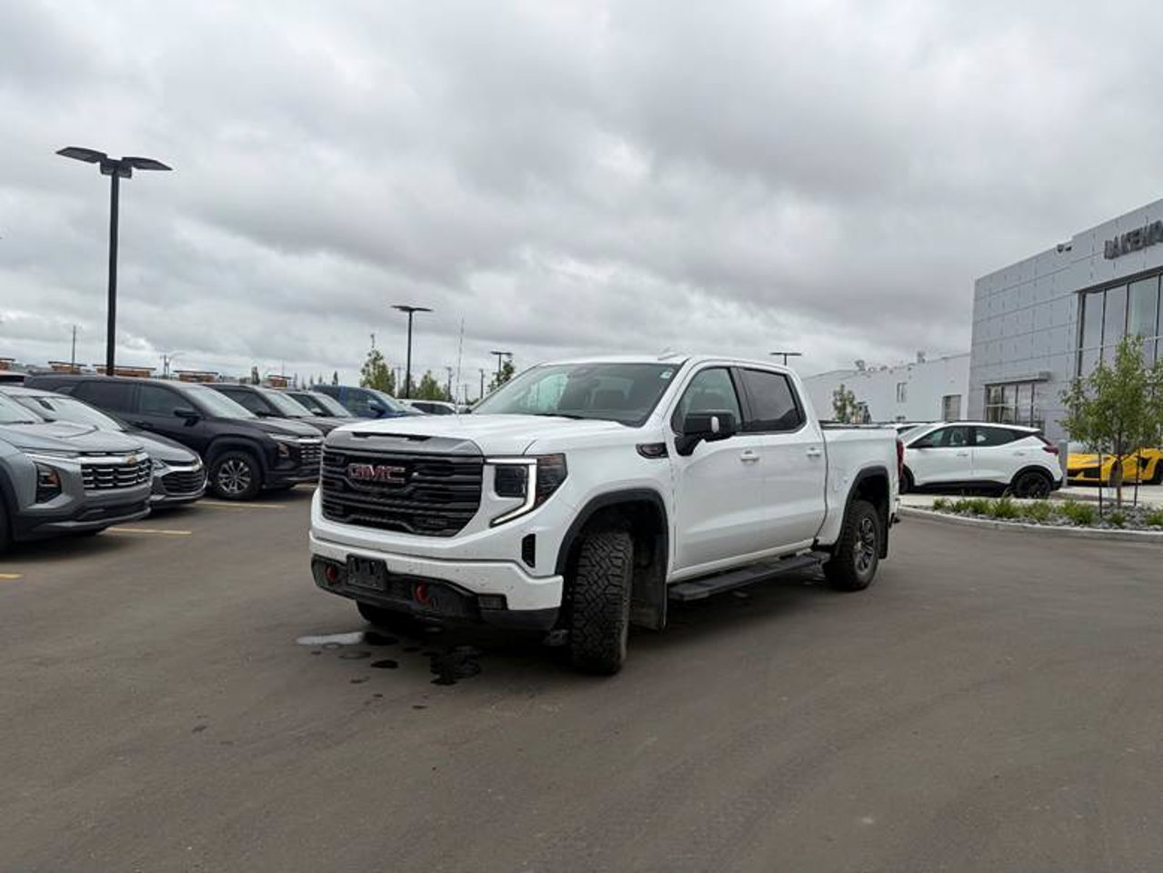 2024 GMC Sierra 1500 4WD Crew Cab 147 AT4 White Sherwood Park - photo #2