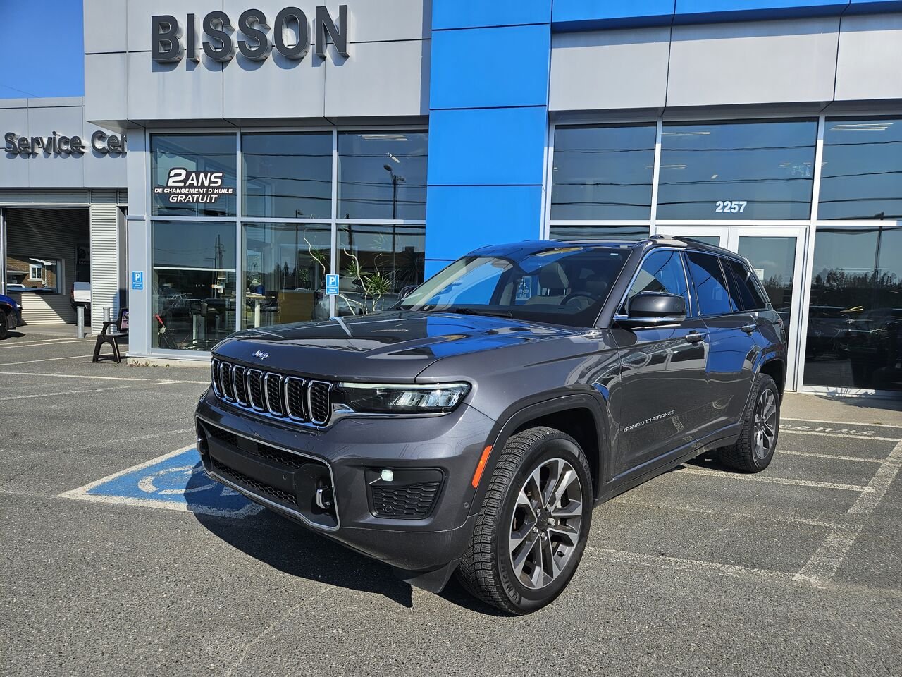 2023 Jeep Grand Cherokee Overland 4x4 Grey Thetford Mines - photo #0