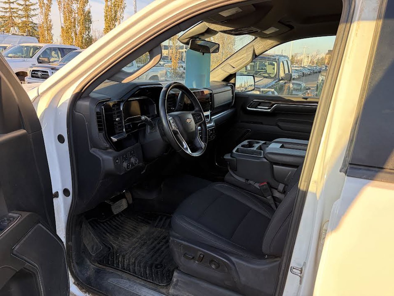 2024 Chevrolet Silverado 1500 4WD Crew Cab 147 LT White Sherwood Park - photo #6