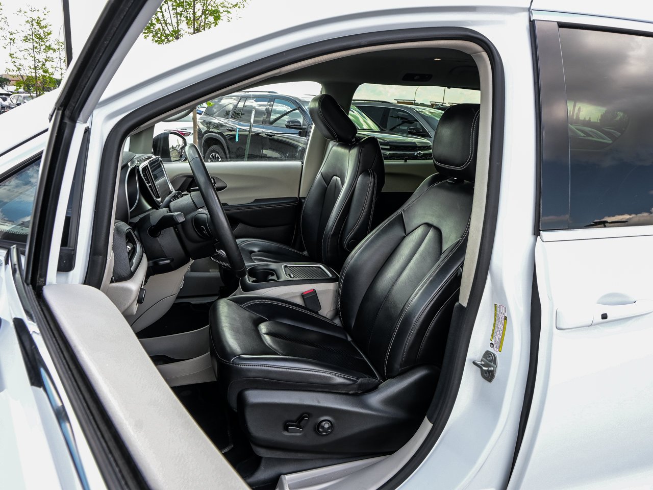 2023 Chrysler Pacifica Touring L AWD White Sherwood Park - photo #10