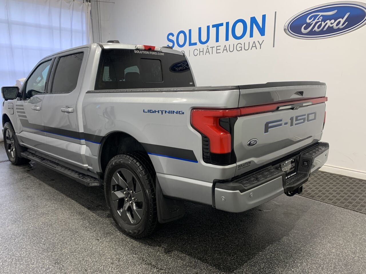 Ford F-150 Lightning LARIAT LARIAT + GROSSE BATTERIE +CUIR + TOIT PANO, REMORQ MAX 2023 Argent Châteauguay - photo #9