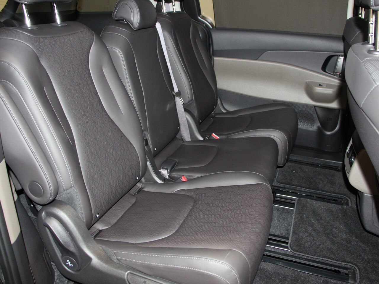 Kia Carnival EX+ TA 2026 Gris Châteauguay - photo #5