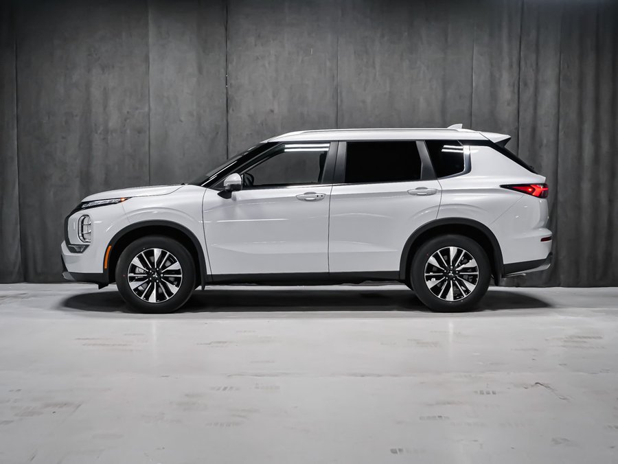 2026 Mitsubishi Outlander LE White Diamond