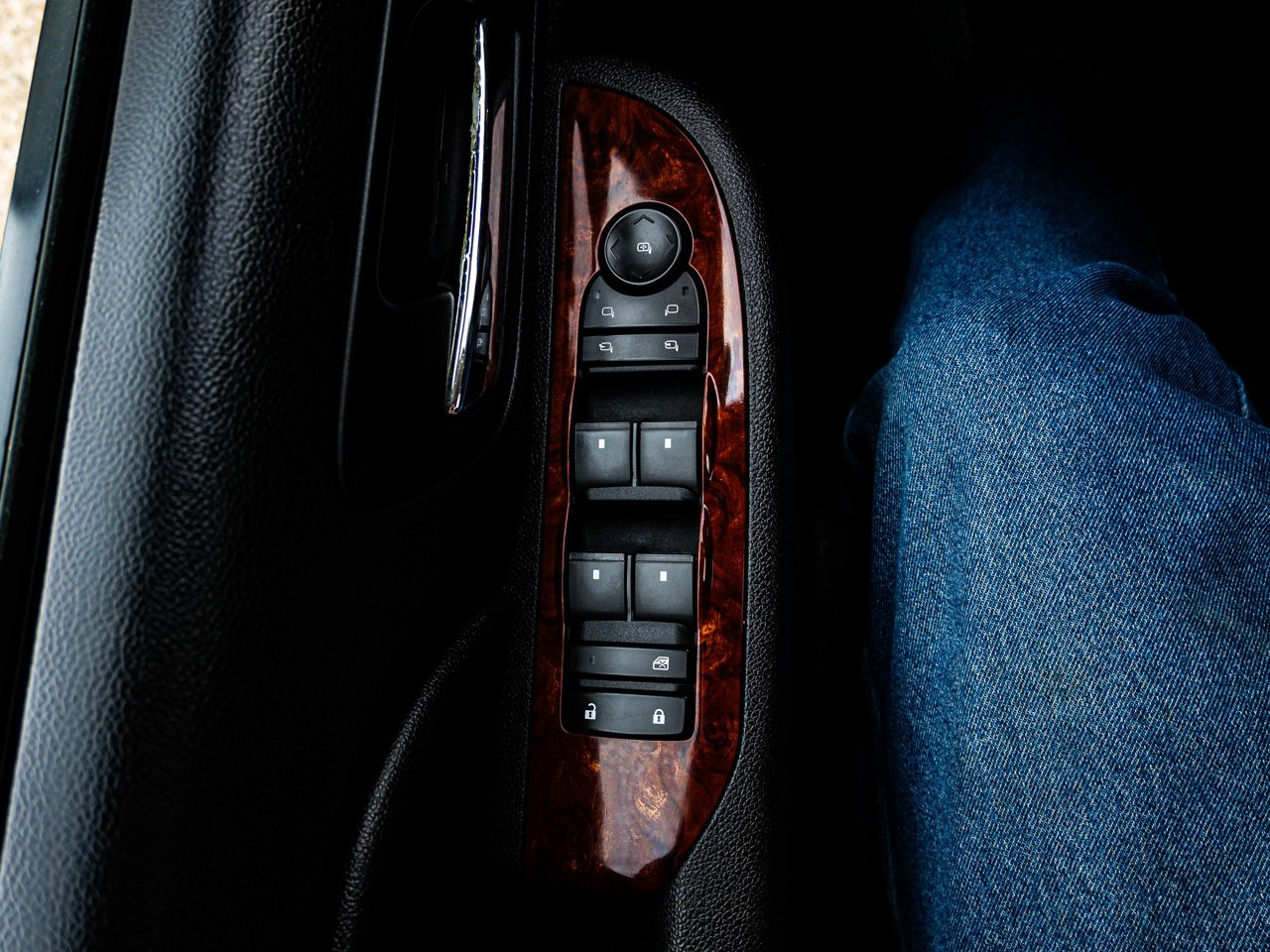 2009 Chevrolet Silverado 1500 4WD Crew Cab 143.5 LTZ White Sherwood Park - photo #17