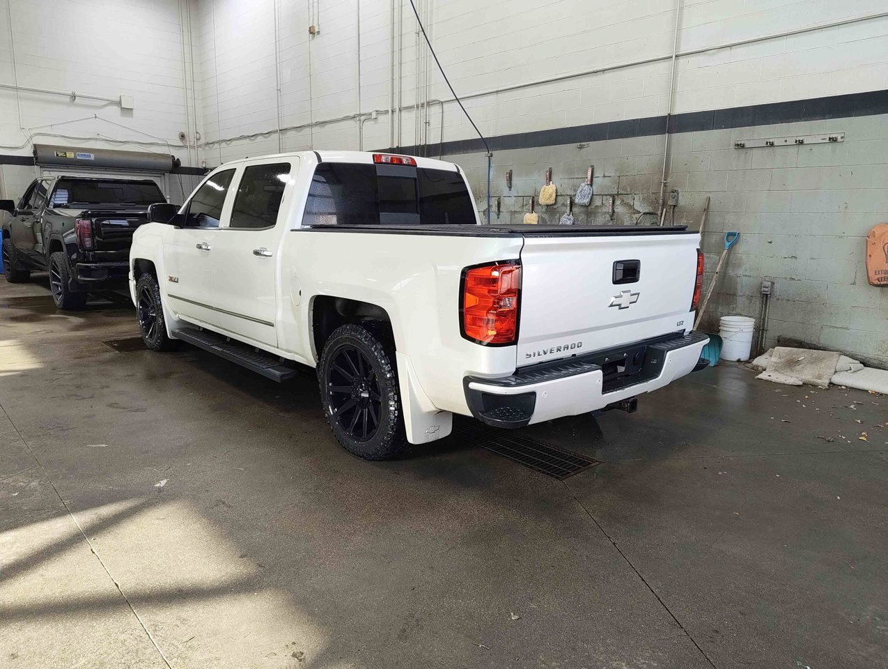 2015 Chevrolet Silverado 1500 4WD Crew Cab 143.5 LTZ w/2LZ White Sherwood Park - photo #4