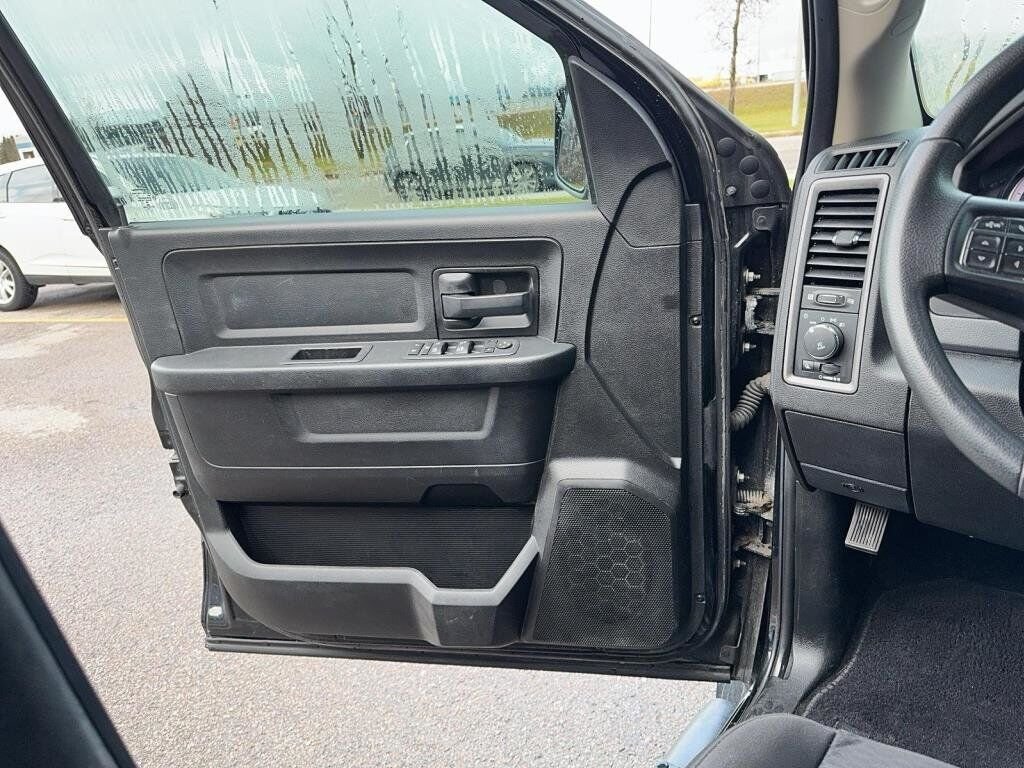 2020 Ram 1500 Classic Express Black Baie-Comeau - photo #8