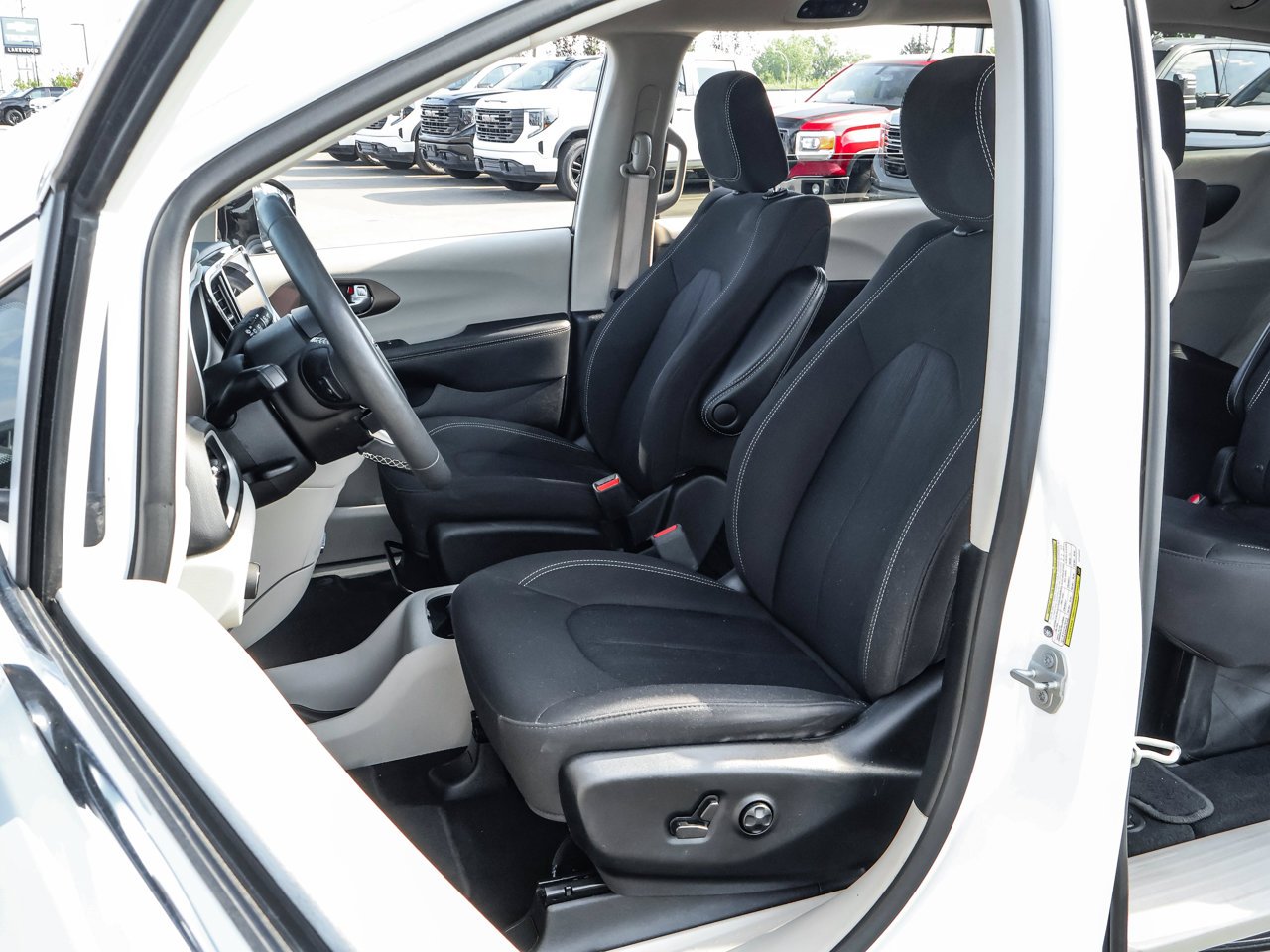 2024 Chrysler Grand Caravan SXT 2WD White Sherwood Park - photo #13