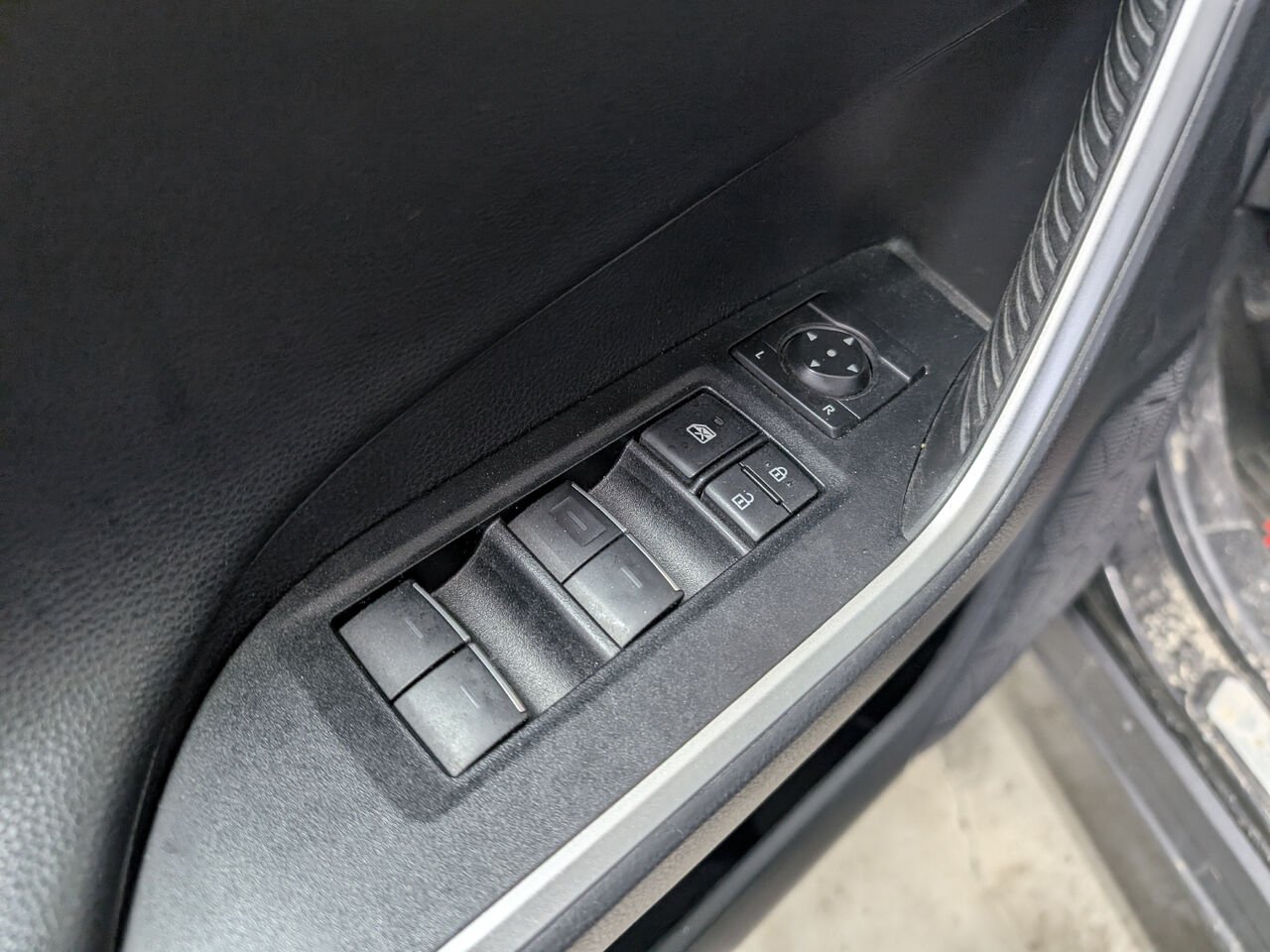 Toyota RAV4 Trail OFFROAD/SIÈGES CHAUFFANTS/TOIT OUVRANT/VOLANT CHAUFFANT/AC BIZONE 2022 Noir minuit métallisé Sherbrooke - photo #8