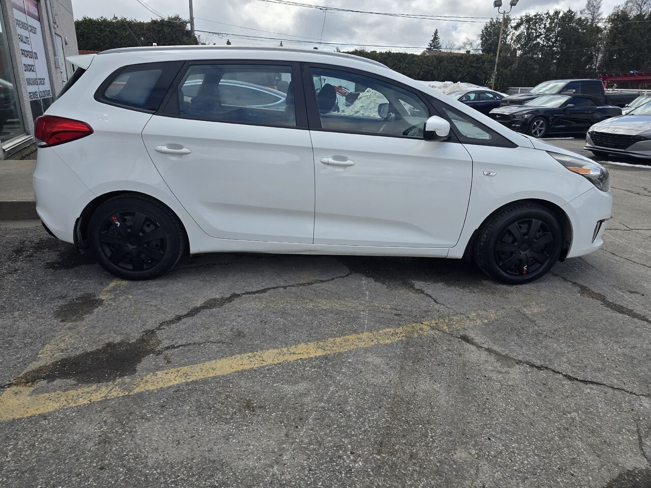 2016 Kia Rondo White  - photo #6