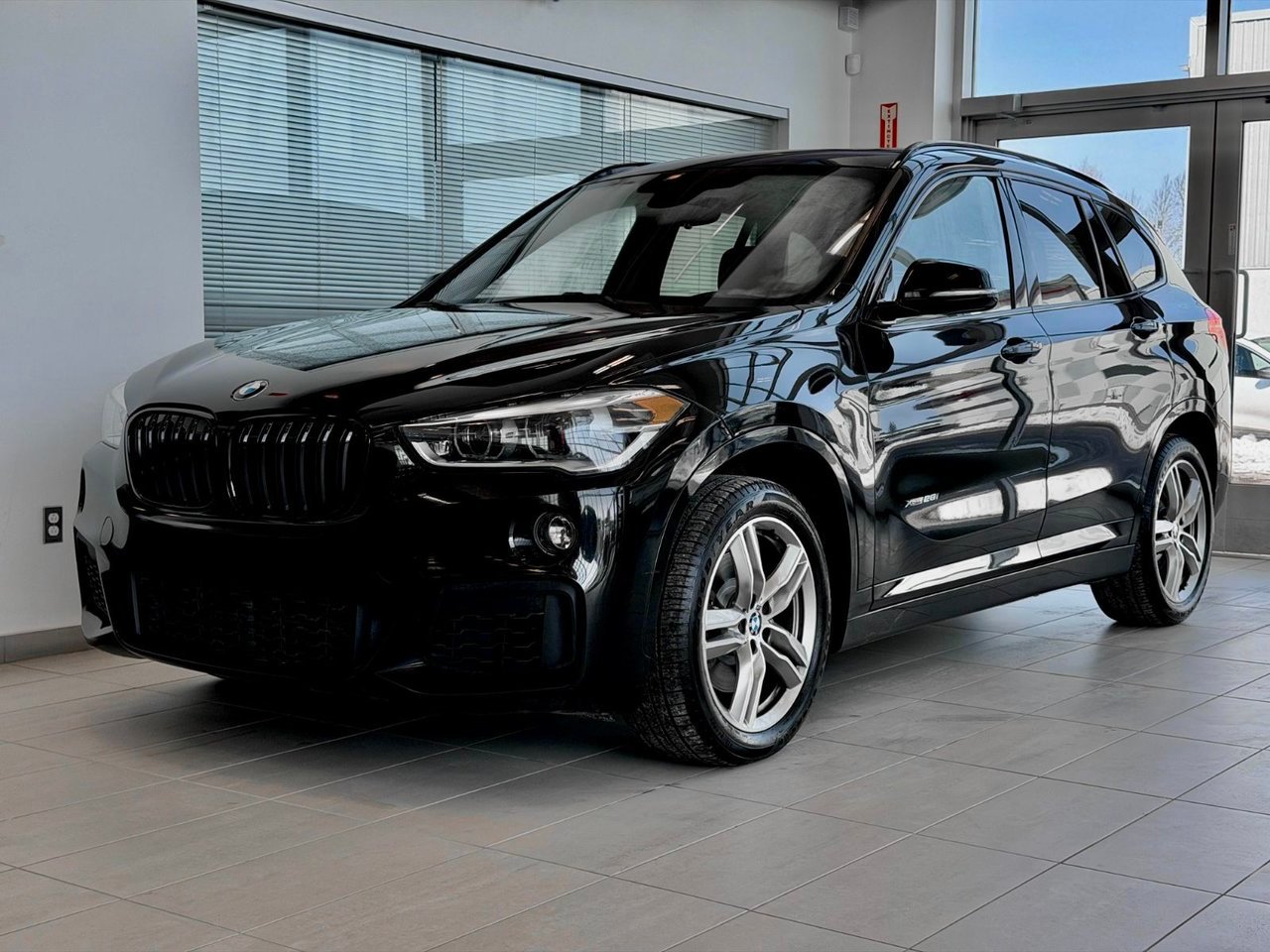 2017 BMW X1 Black Notre-Dame-des-Prairies - photo #2