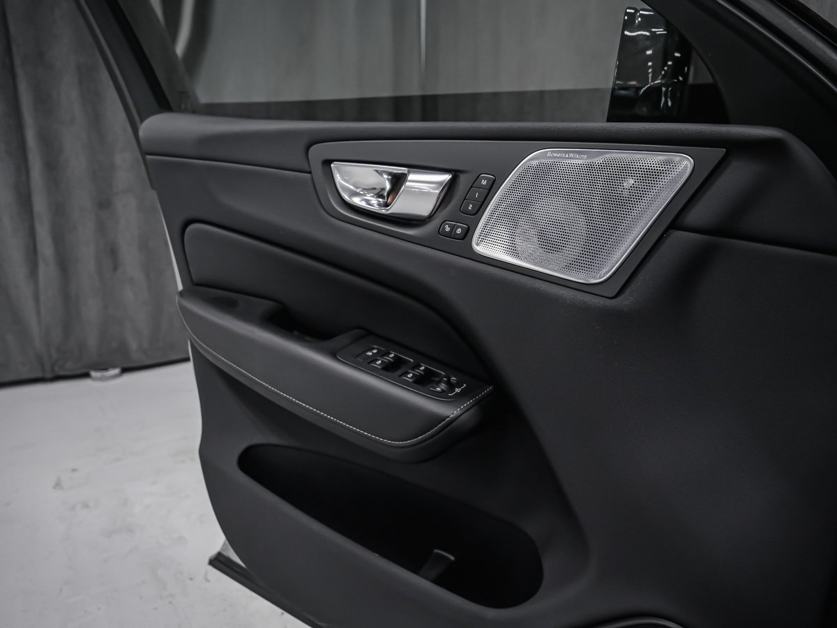 Volvo XC60 Ultimate Dark Theme 2023 Montréal - photo #8