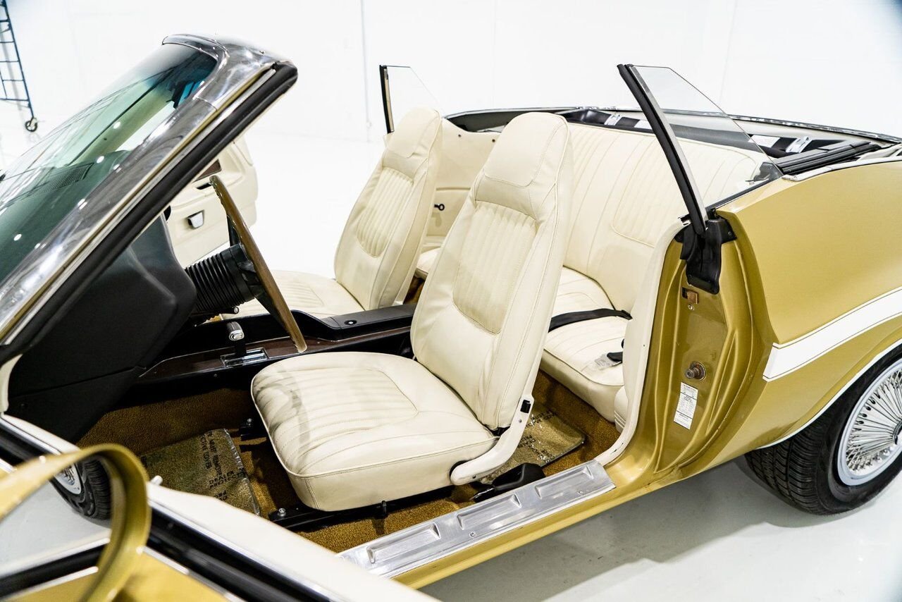 1971 Dodge Challenger *PRIX EN USD* Convertible Fully restored to desirable specifications Gold Montreal - photo #73