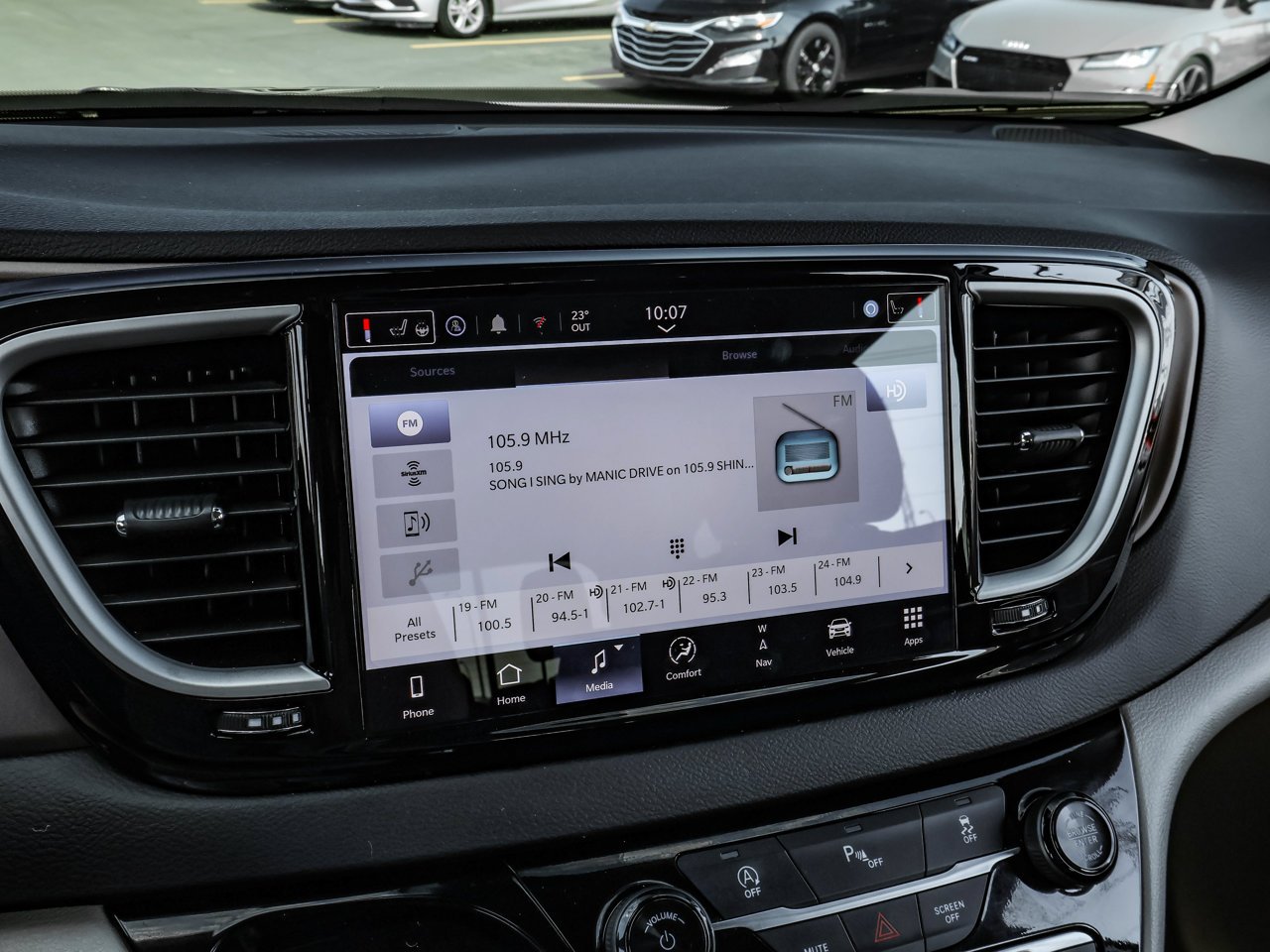 2024 Chrysler Grand Caravan SXT 2WD White Sherwood Park - photo #27