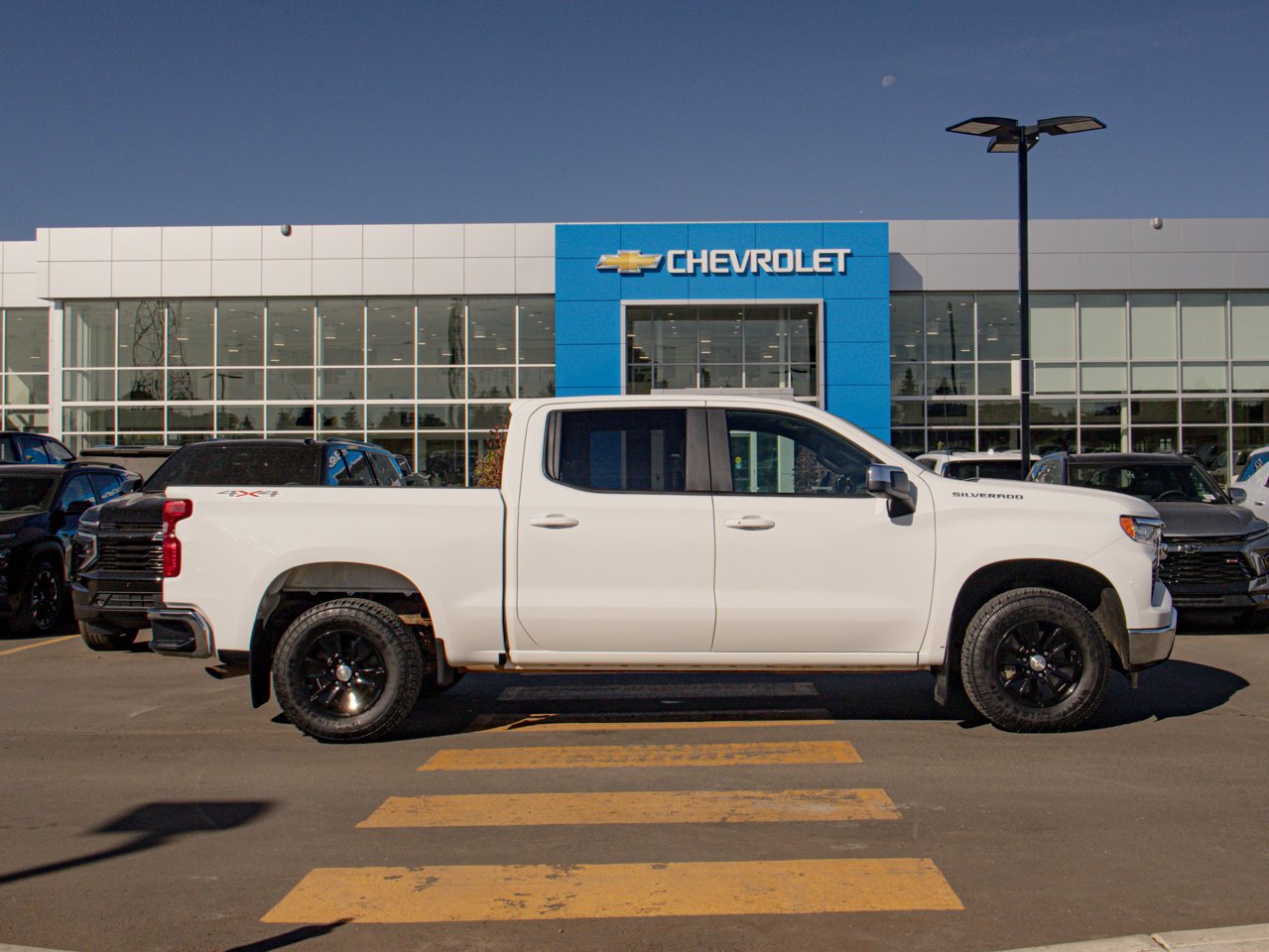 2023 Chevrolet Silverado 1500 4WD Crew Cab 147 LT White Sherwood Park - photo #11