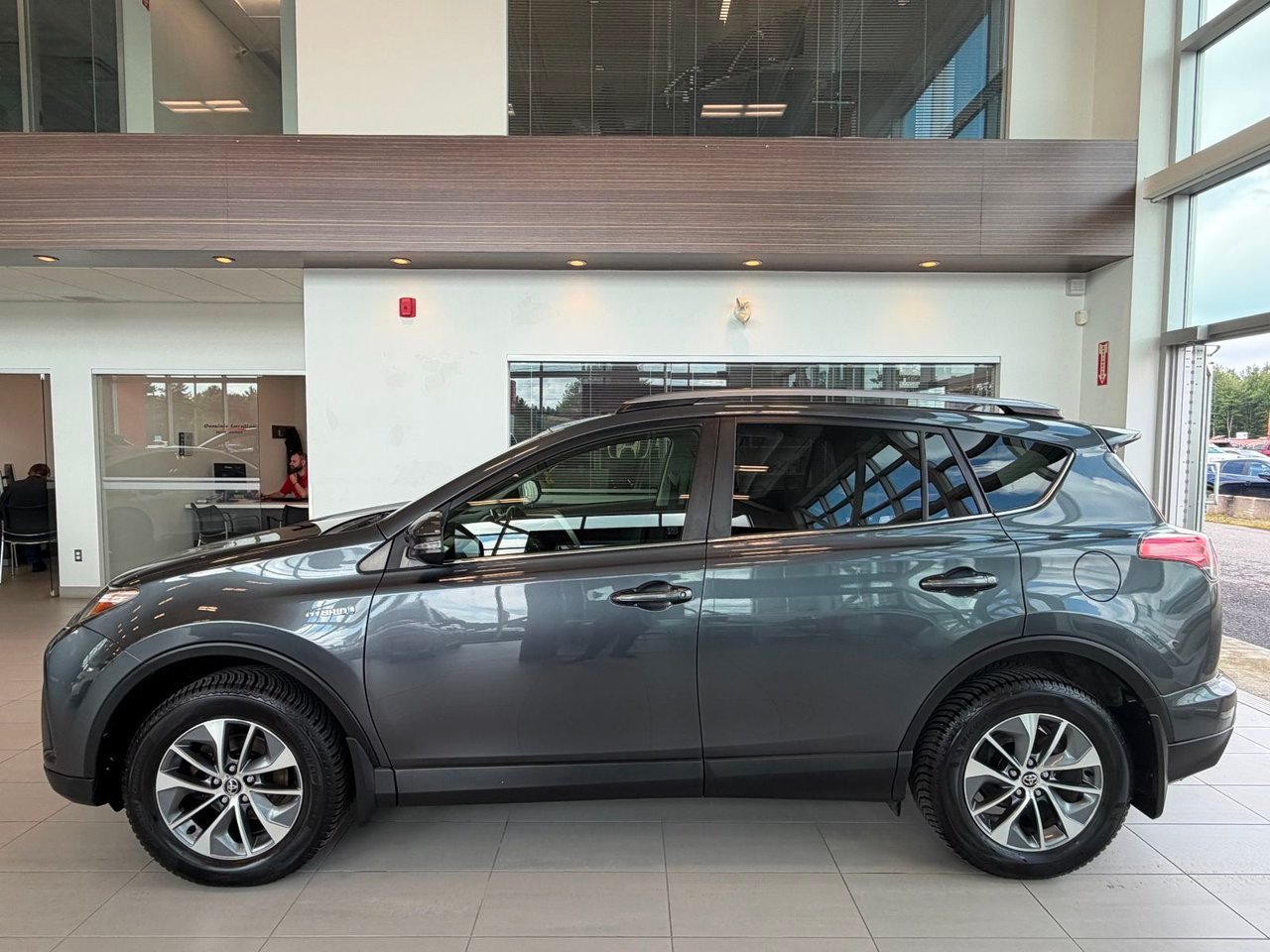 Toyota RAV4 Hybride 2017 Gris Notre-Dame-des-Prairies - photo #2