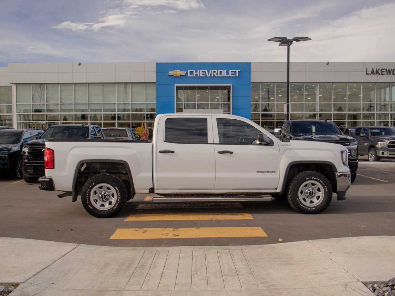 2017 GMC Sierra 1500 4WD Crew Cab 143.5 White Sherwood Park - photo #11