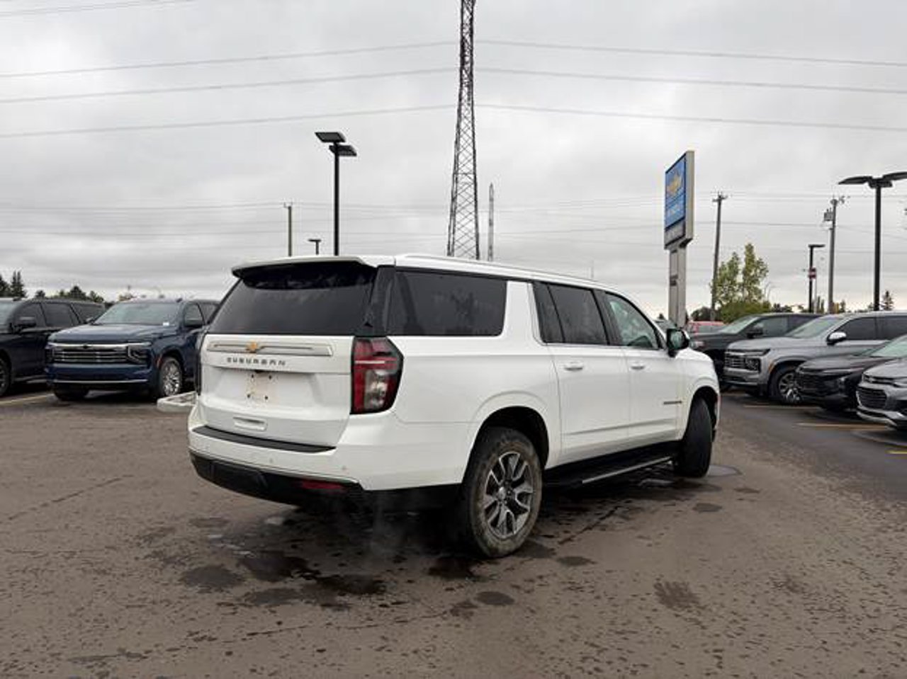 2023 Chevrolet Suburban 4WD 4dr LS White Sherwood Park - photo #4