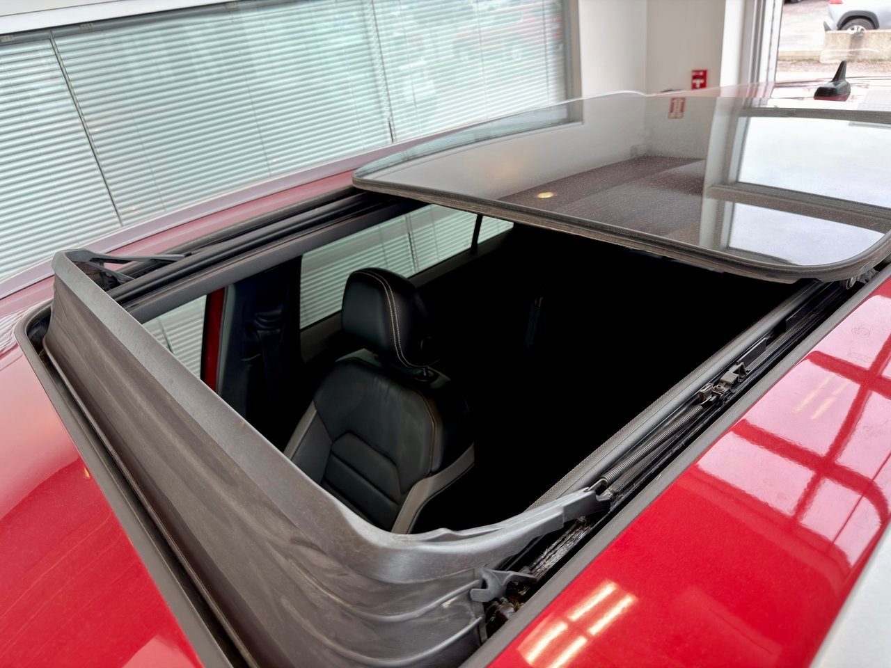 2021 Volkswagen Atlas Cross Sport Red Notre-Dame-des-Prairies - photo #11