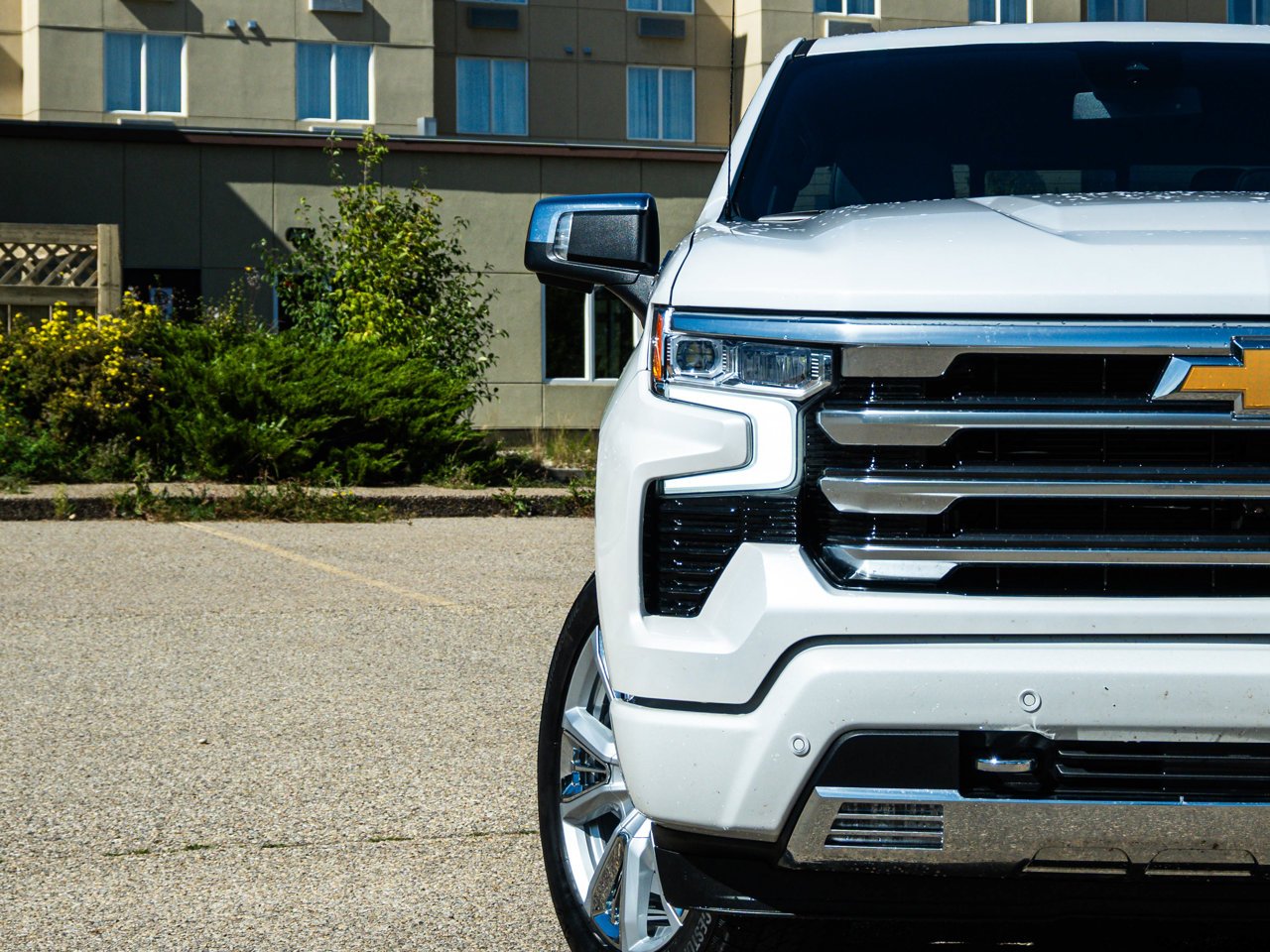 2024 Chevrolet Silverado 1500 4WD Crew Cab 147 High Country White Sherwood Park - photo #6