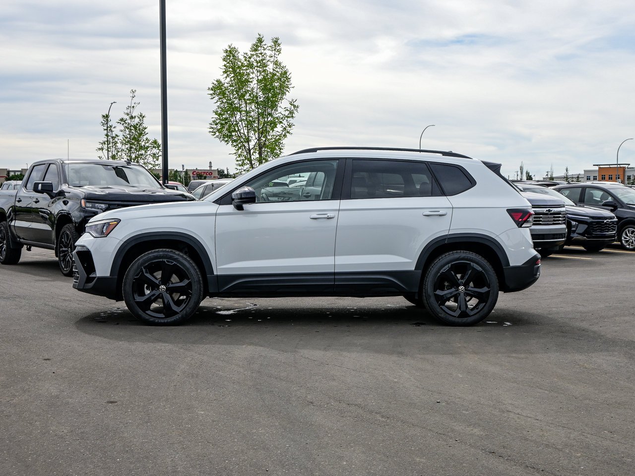 2026 Volkswagen Taos Comfortline Black Edition 4MOTION White Sherwood Park - photo #9