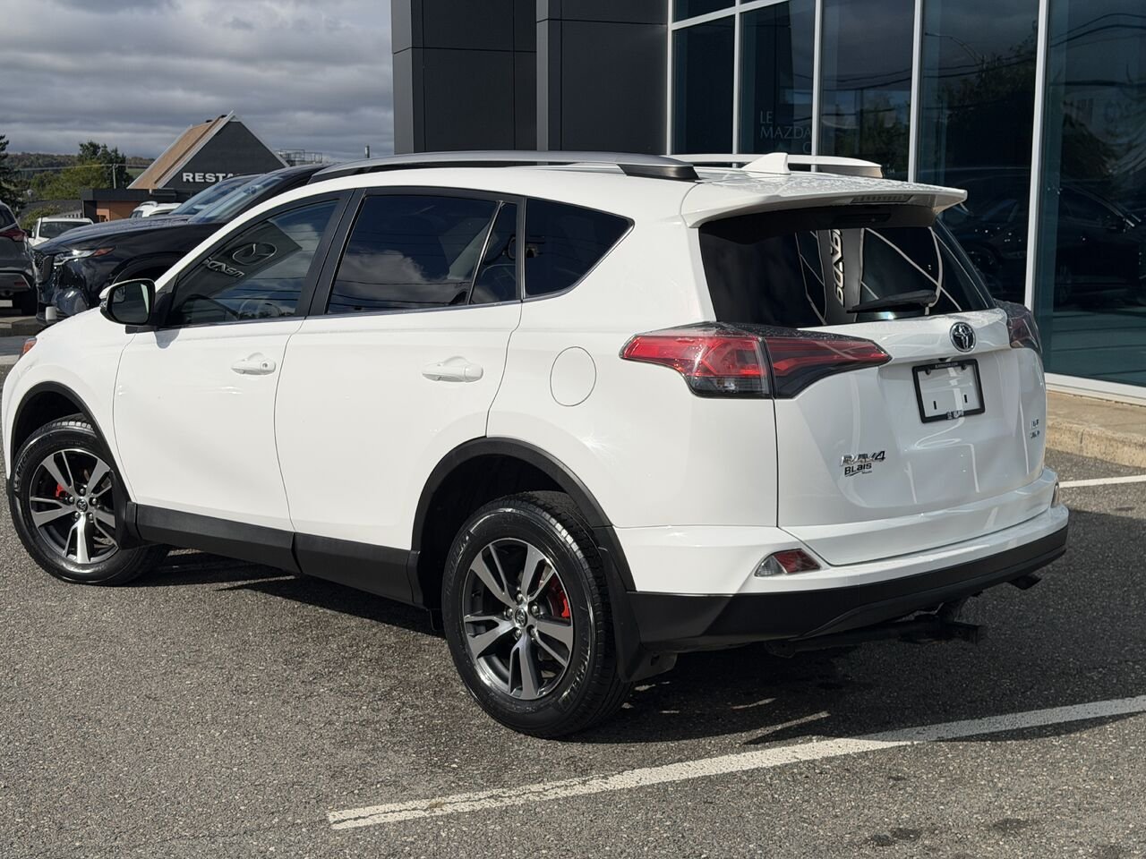 2018 Toyota RAV4 White Ste-Marie - photo #6