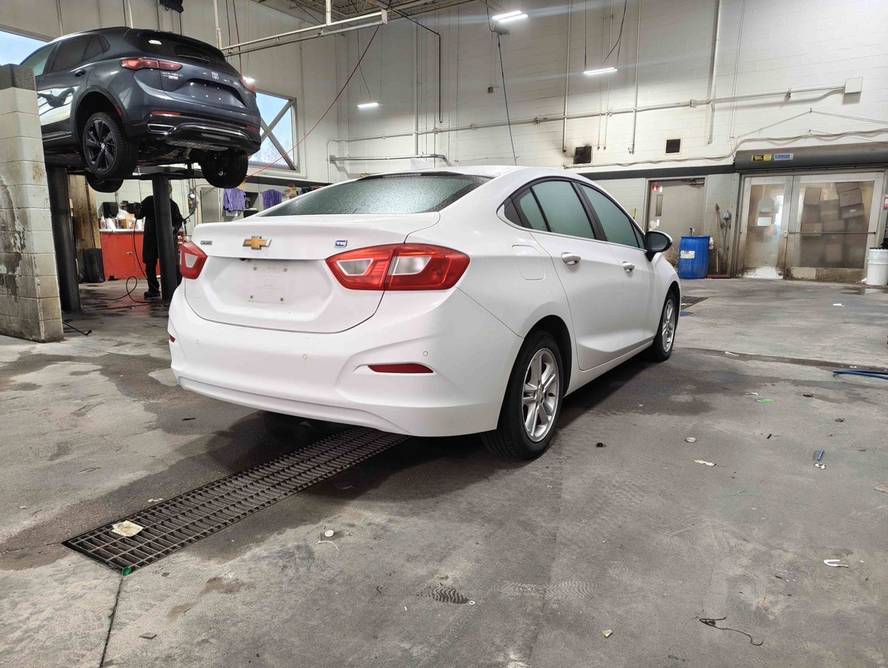 2017 Chevrolet Cruze 4dr Sdn 1.6L LT w/1SH White Sherwood Park - photo #5