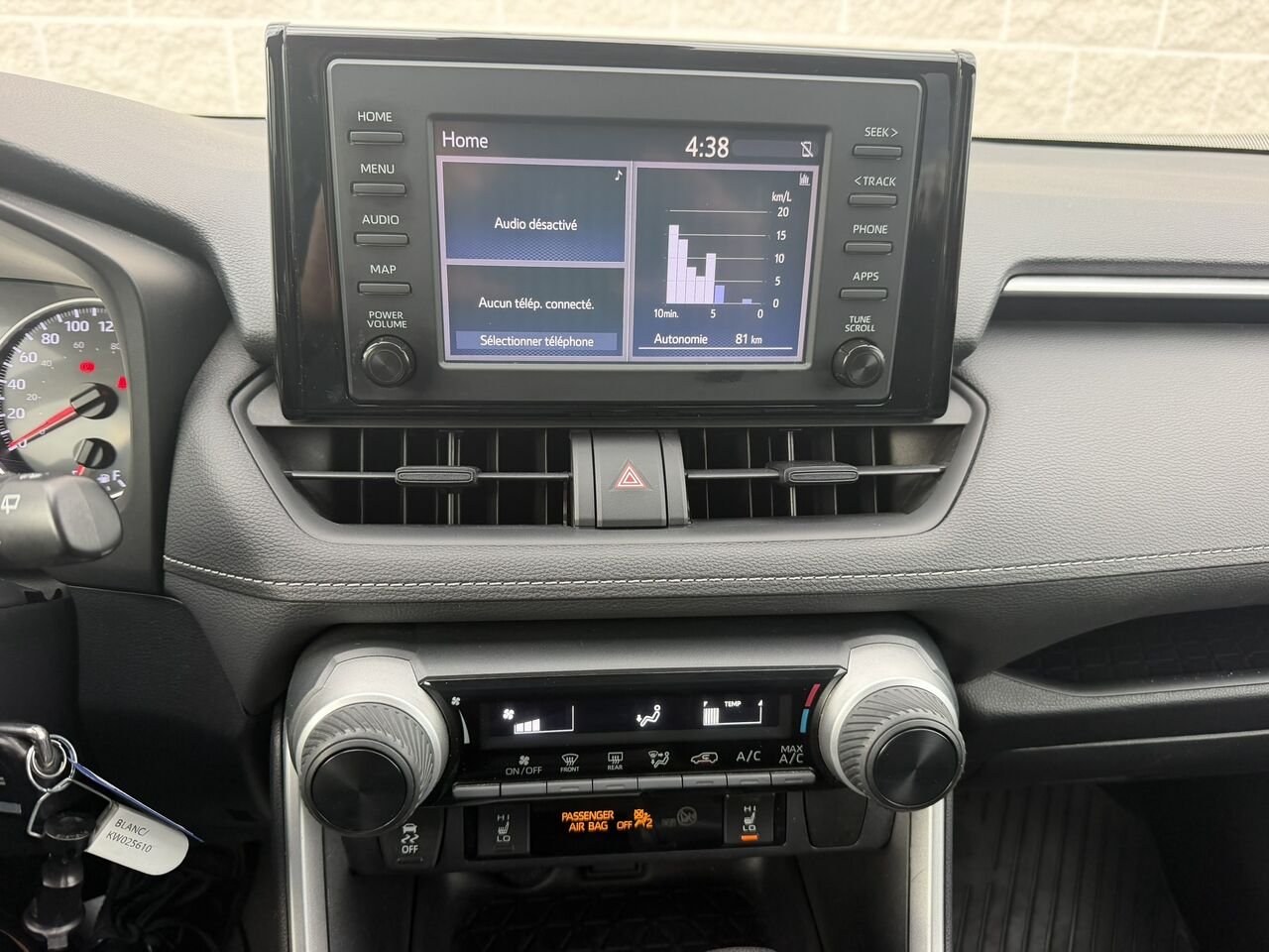 Toyota RAV4 LE 2019 Blanc Laval - photo #19