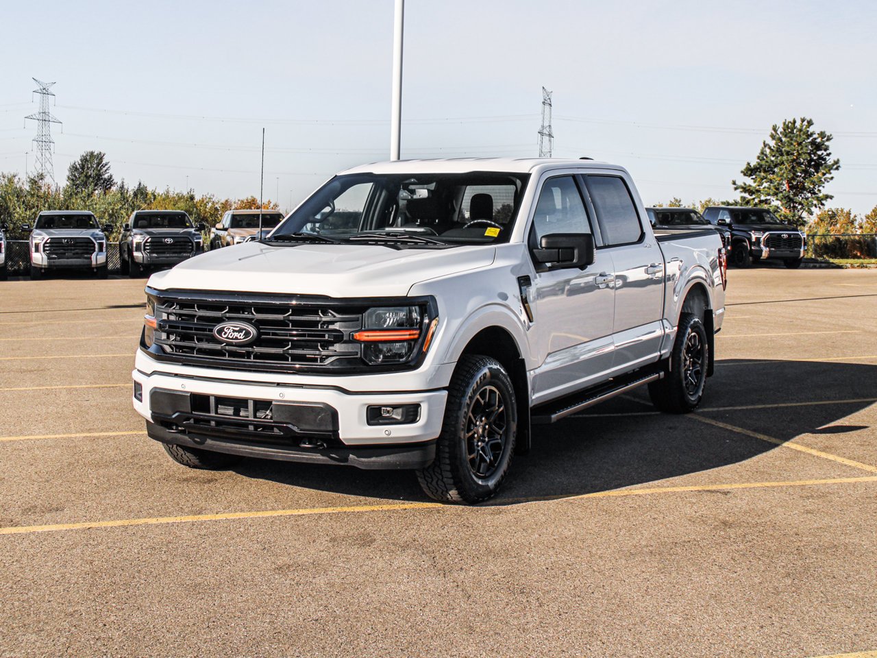 2025 Ford F-150 XLT 4WD SuperCrew 5.5' Box White Sherwood Park - photo #3