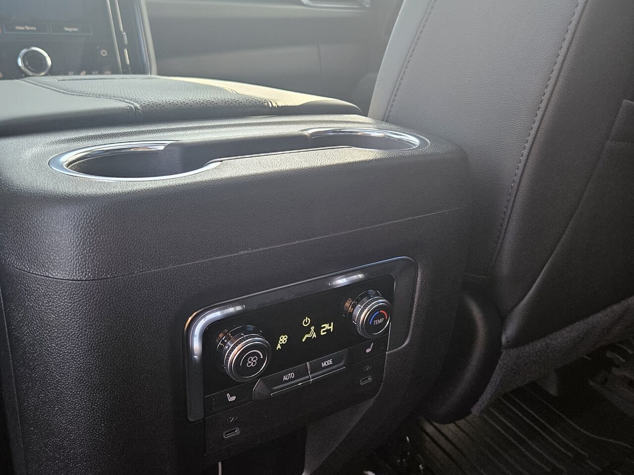 2026 GMC Yukon AT4 4 portes 4RM Sterling Metallic Thetford Mines - photo #19