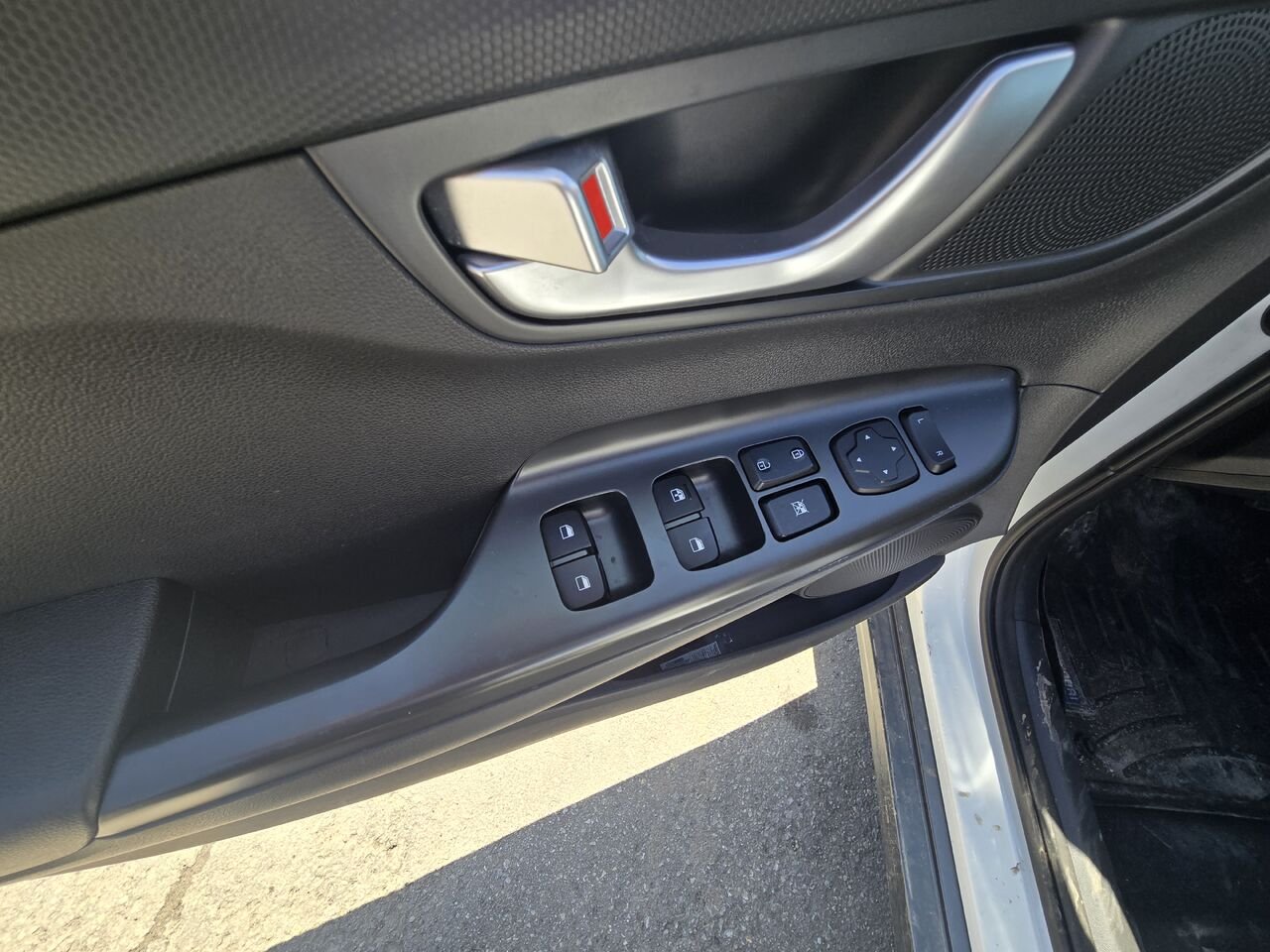 2023 Hyundai Kona Electric White  - photo #11