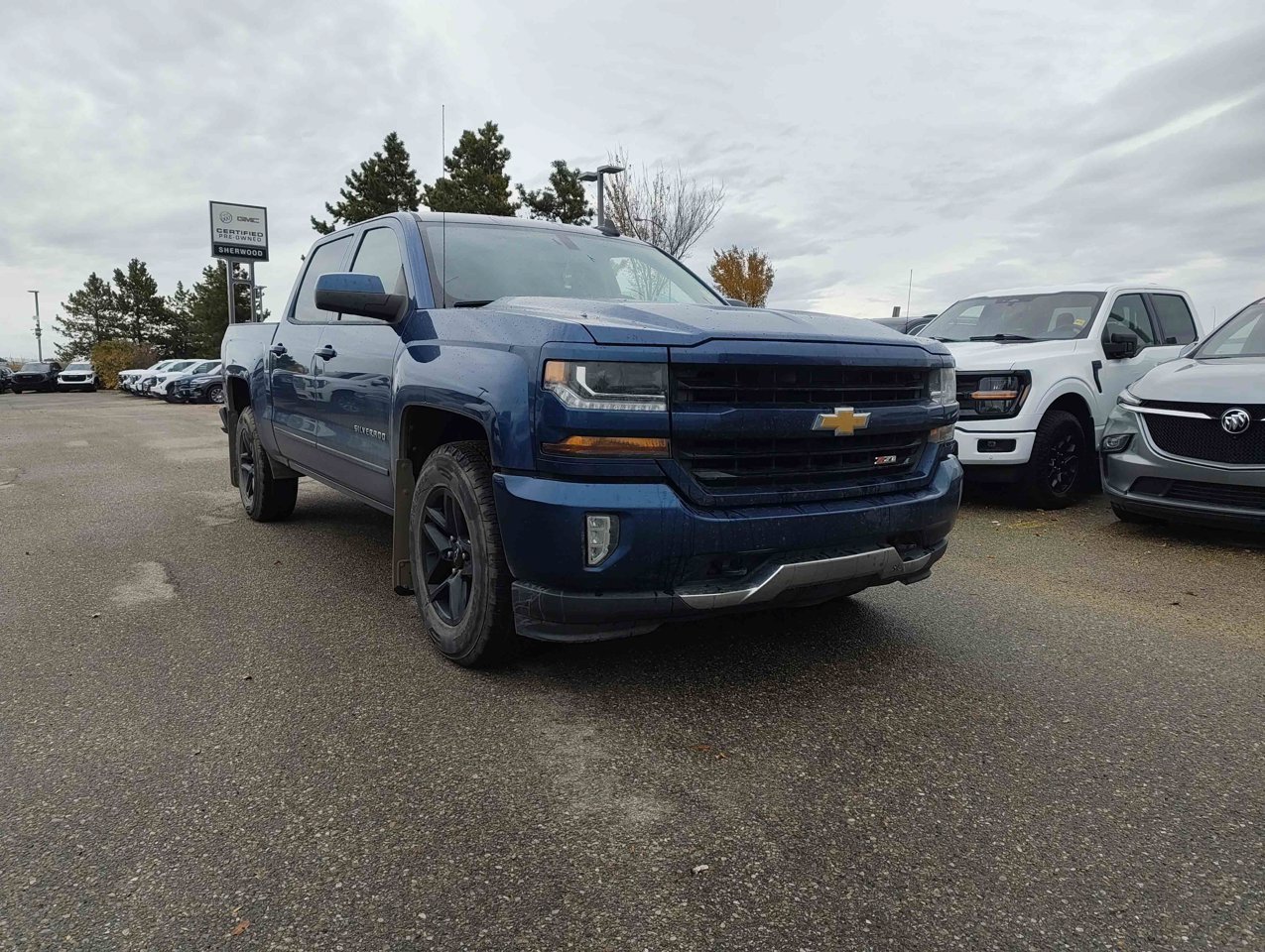 2017 Chevrolet Silverado 1500 4WD Crew Cab 143.5 LT w/2LT Blue Sherwood Park - photo #2