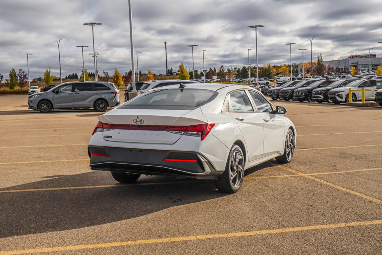 2025 Hyundai Elantra Preferred IVT w/Tech Pkg White Sherwood Park - photo #8