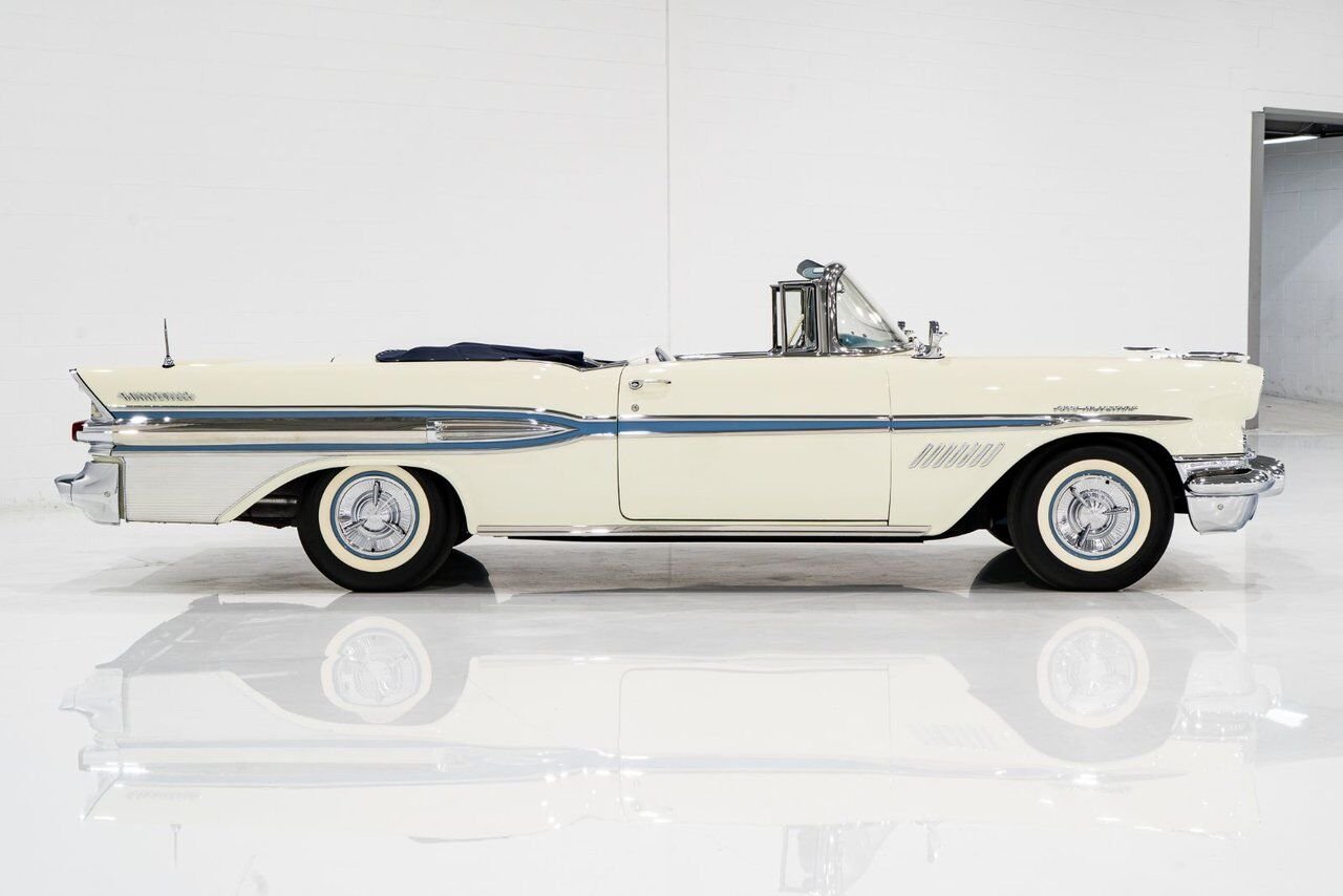 Pontiac Bonneville *PRICE IN USD* Fuel injected 347/315HP 1 of 630 produced 1957 Blanc Montréal - photo #2
