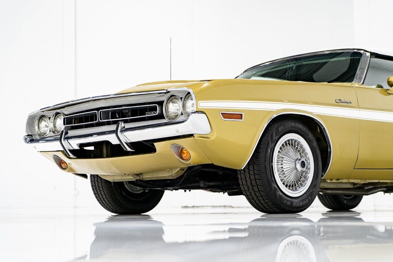 1971 Dodge Challenger *PRIX EN USD* Convertible Fully restored to desirable specifications Gold Montreal - photo #41