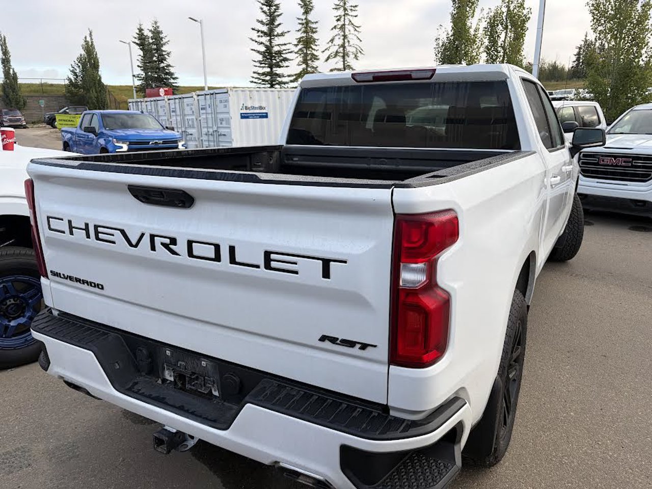 2024 Chevrolet Silverado 1500 4WD Crew Cab 147 RST White Sherwood Park - photo #4