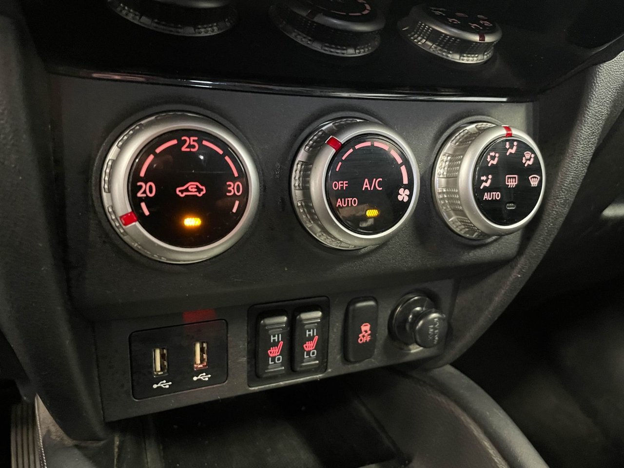 Mitsubishi RVR ES AWD *SIÈGES CHAUF* CARPLAY BLUETOOTH CAMERA USB 2023 Noir Saint-Jérôme - photo #11