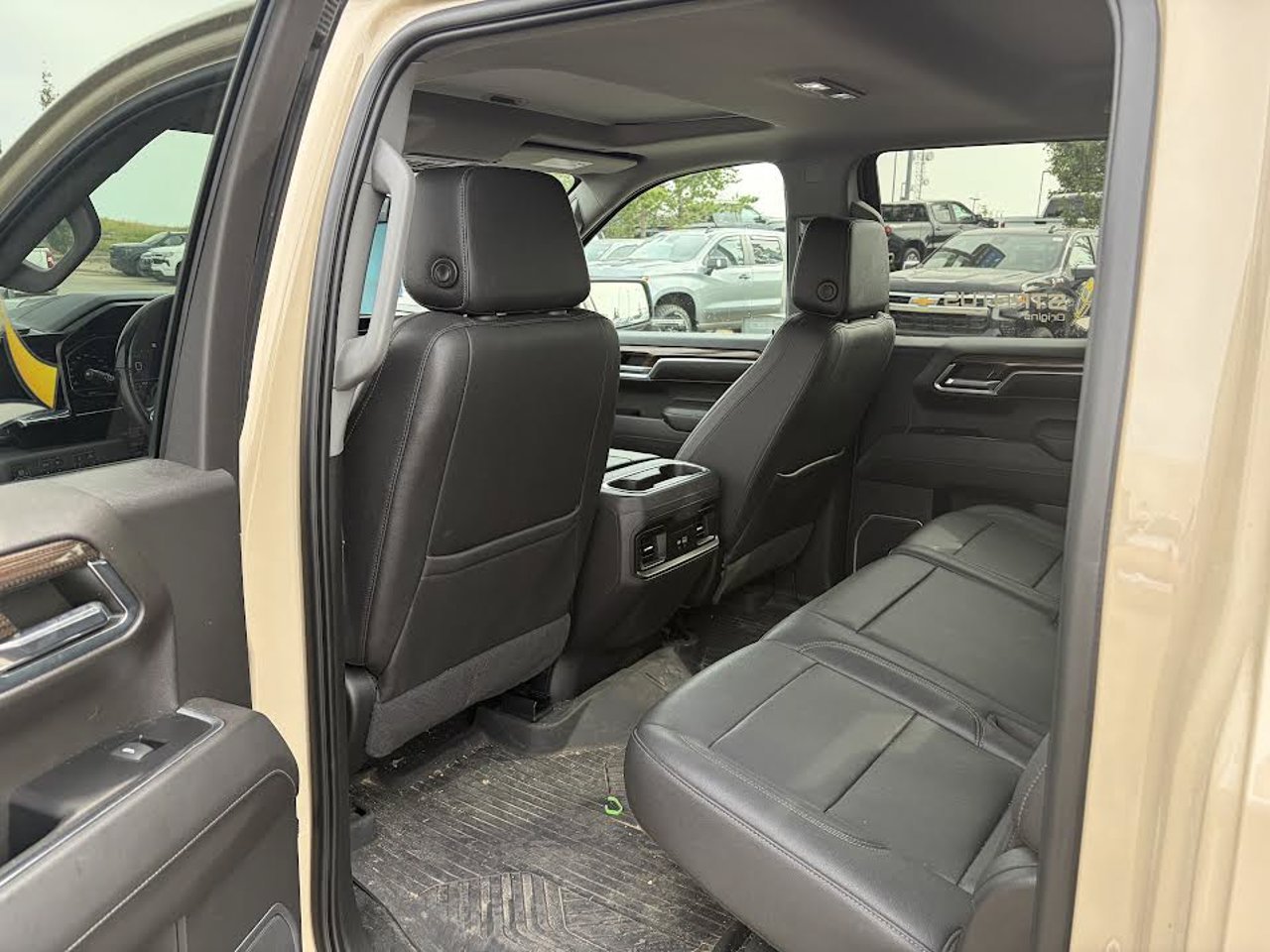 2022 Chevrolet Silverado 1500 4WD Crew Cab 147 LT Trail Boss Beige Sherwood Park - photo #5