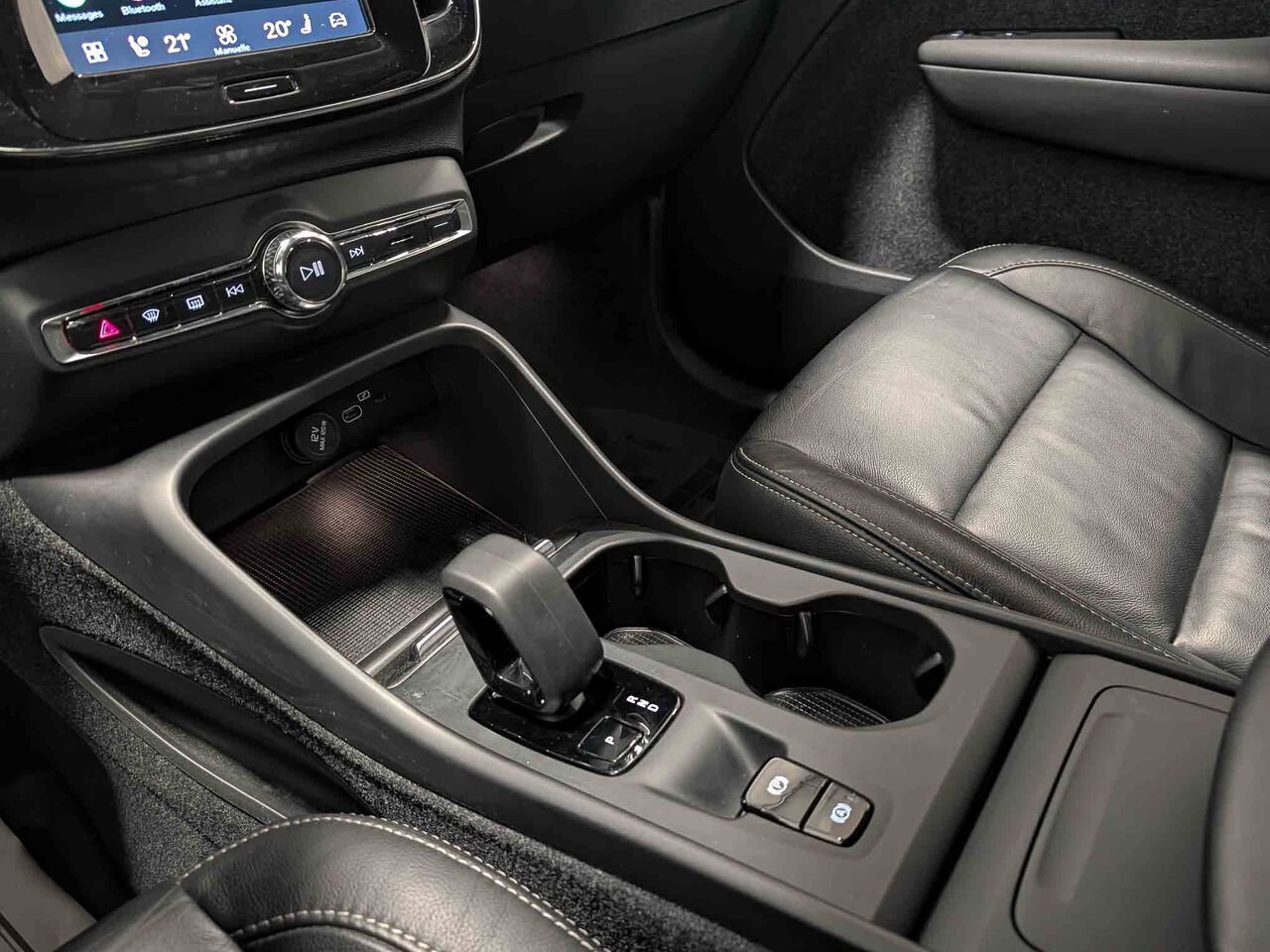 Volvo XC40 B5 Core AWD 2023 Noir Sherbrooke - photo #14