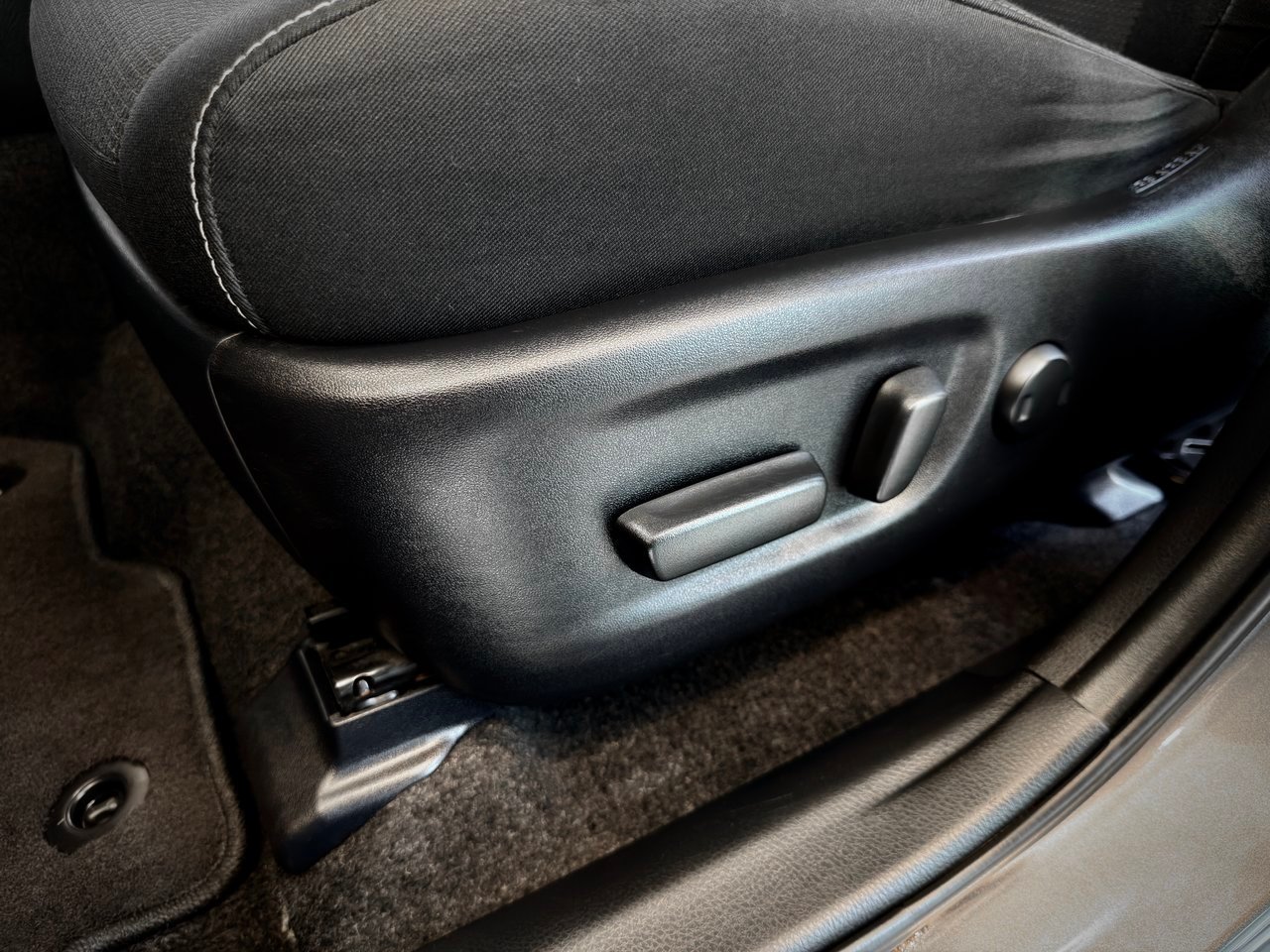 2017 Toyota RAV4 Hybrid Silver Notre-Dame-des-Prairies - photo #22