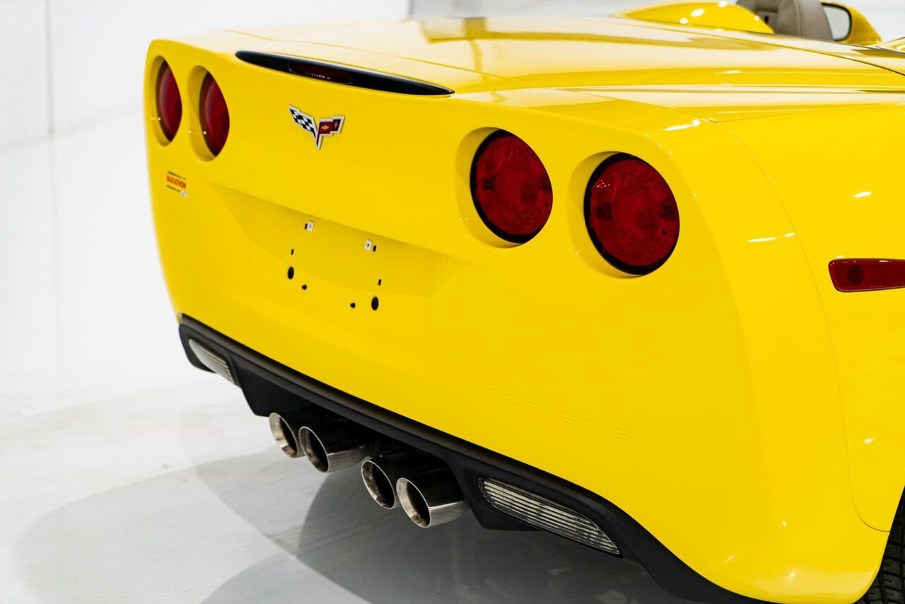 Chevrolet Corvette PRIX EN USD | With Only 900km (563mi) From New With Window Sticker 2008 Jaune Montréal - photo #39