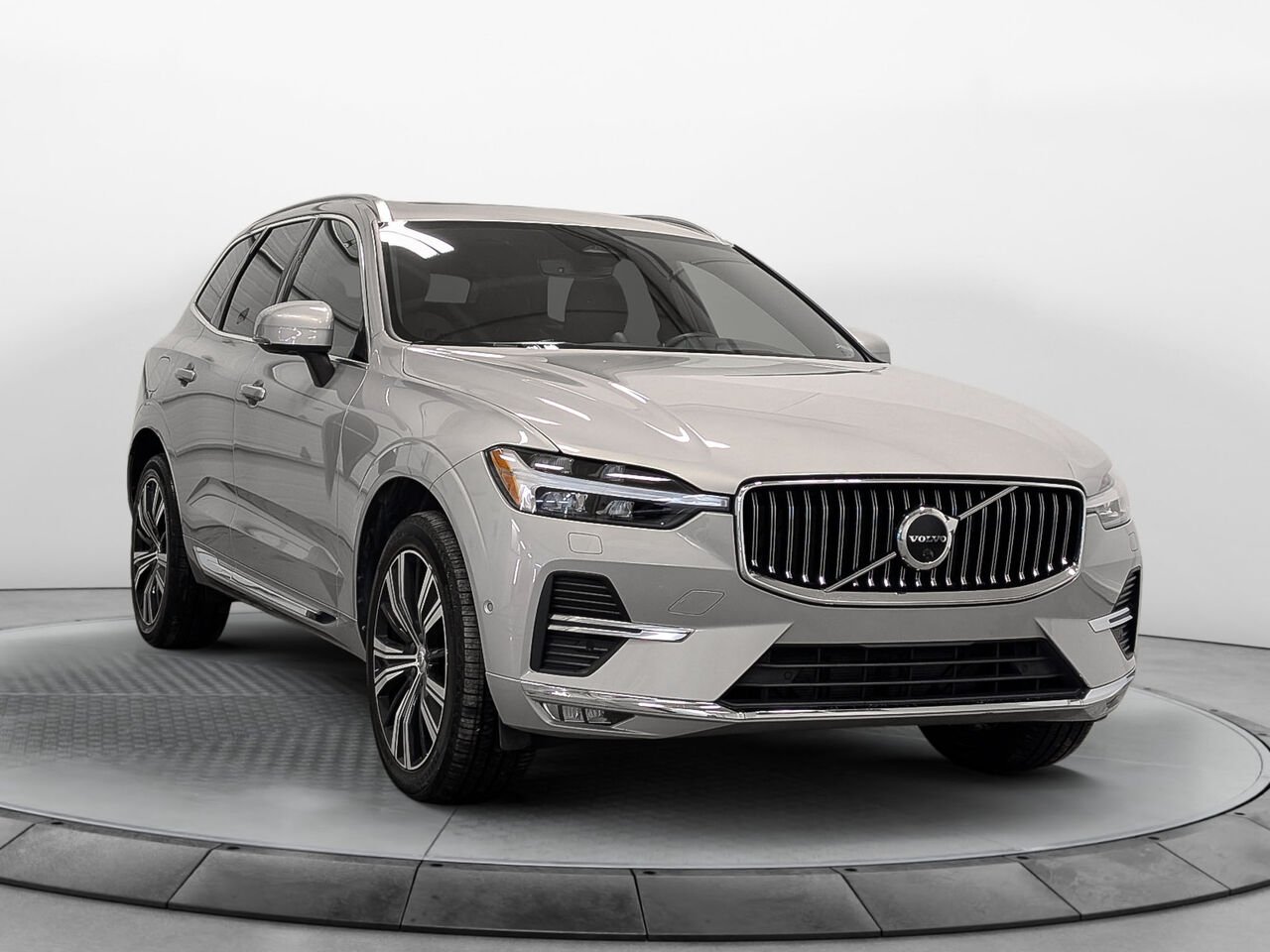 VOLVO XC60 Ultimate Bright Theme AWD Toit Pano Sièges Chauffants 2023 Gris Sherbrooke - photo #2