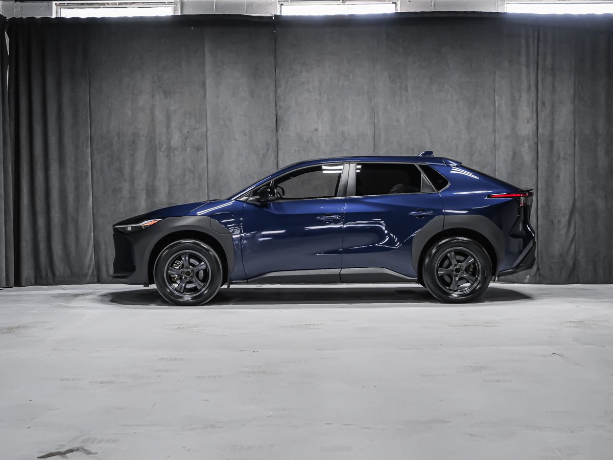 Toyota bZ4X XLE AWD 2023 Bleu Montréal - photo #2