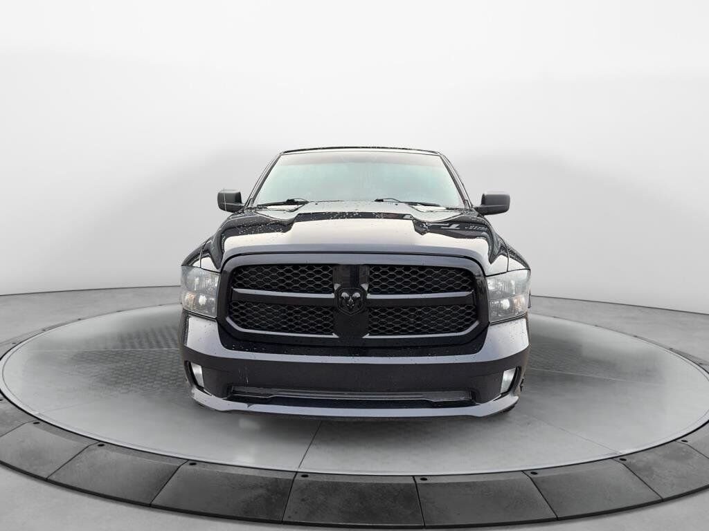 2020 Ram 1500 Classic Express Black Baie-Comeau - photo #3