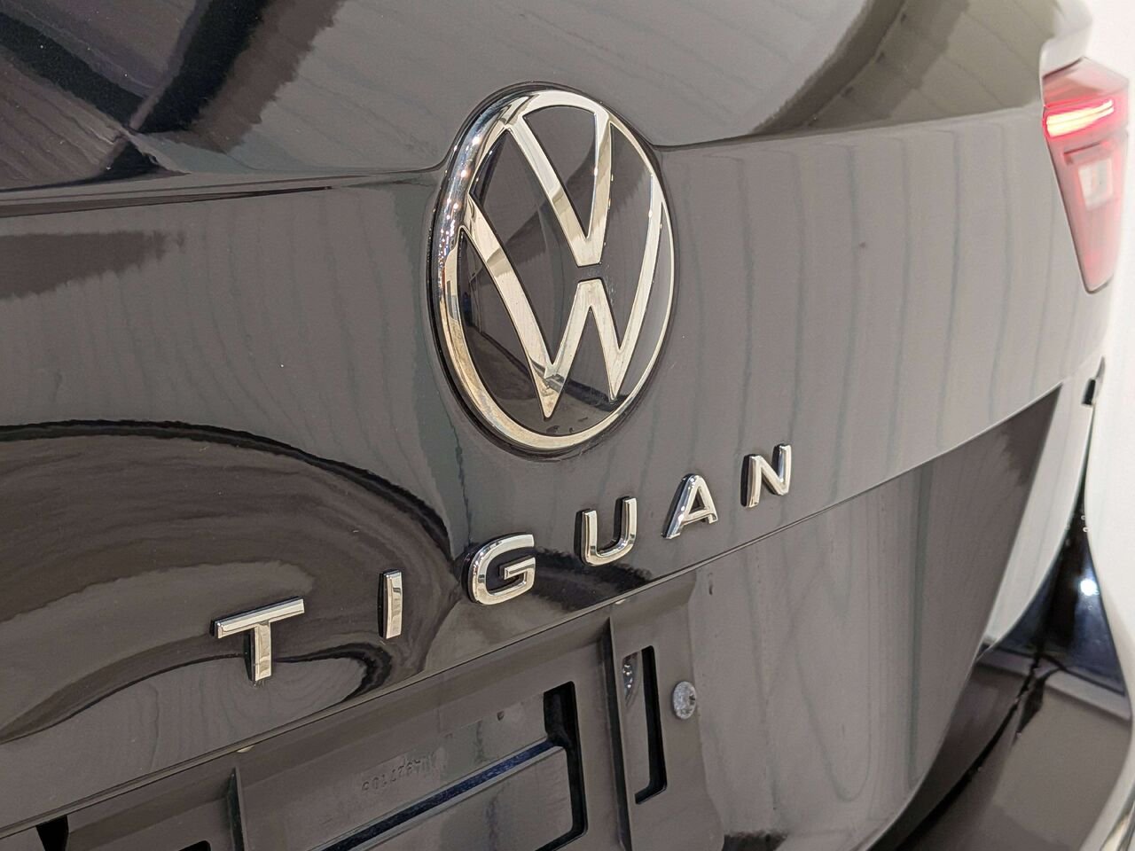 2022 Volkswagen Tiguan Highline R-Line 4MOTION Black Mirabel - photo #38