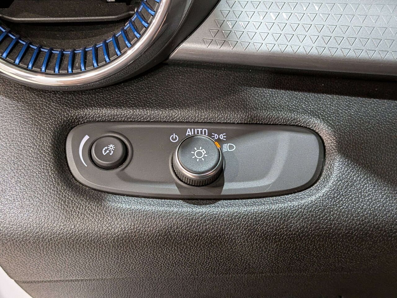 2025 Chevrolet Trax FWD 4dr LT White Val-David - photo #31