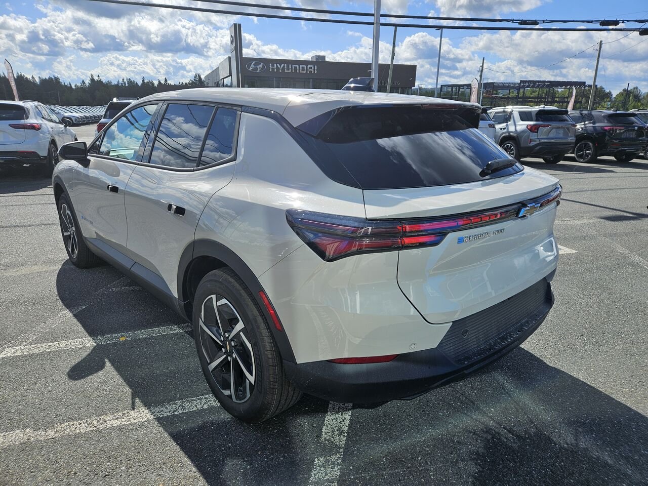 2027 Chevrolet Equinox EV LT1 4 portes avec PCY White Sands Thetford Mines - photo #5