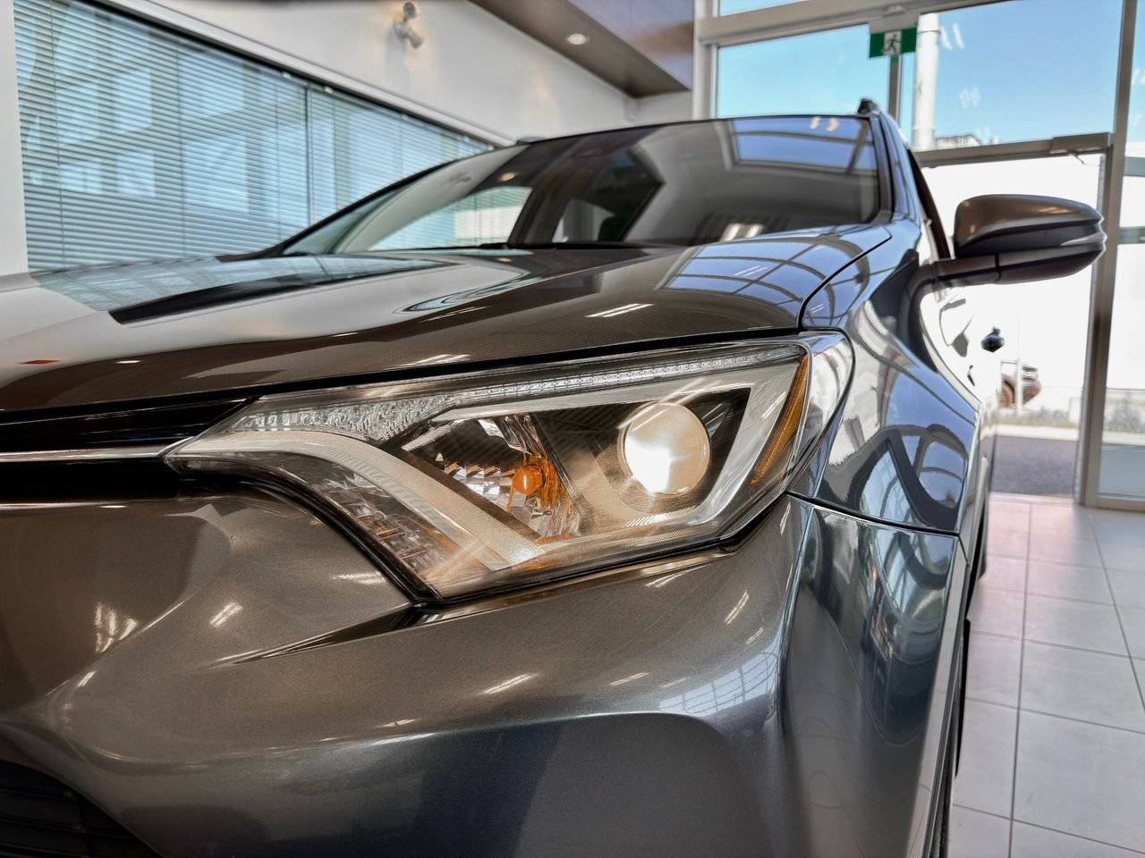 2017 Toyota RAV4 Hybrid Silver Notre-Dame-des-Prairies - photo #3